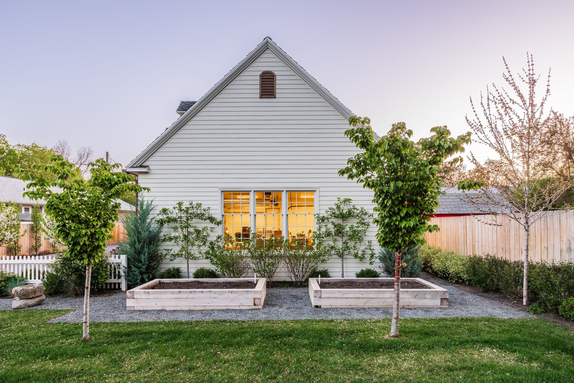  Timeless Colonial Charm Meets Refined Modern Luxury In This Storybook Retreat - 物件實景