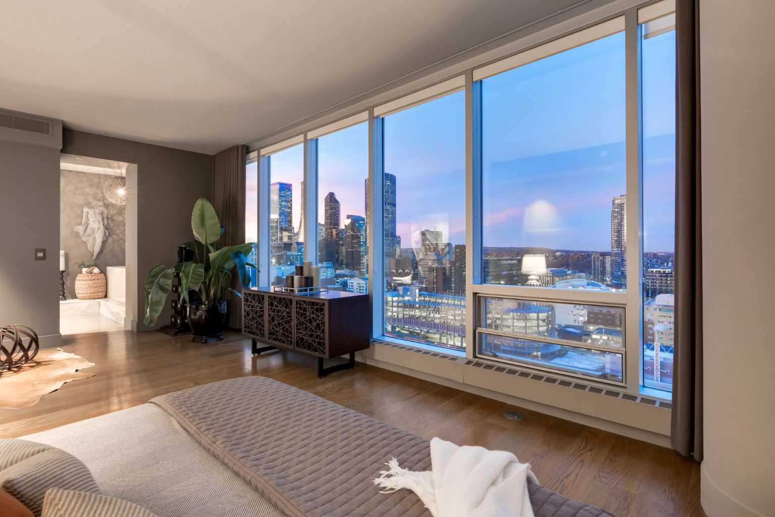 CALGARY, Alberta, T2G 0C7, CA, 2 Bedrooms Bedrooms, ,3 BathroomsBathrooms,Residential,For Sale,1837993