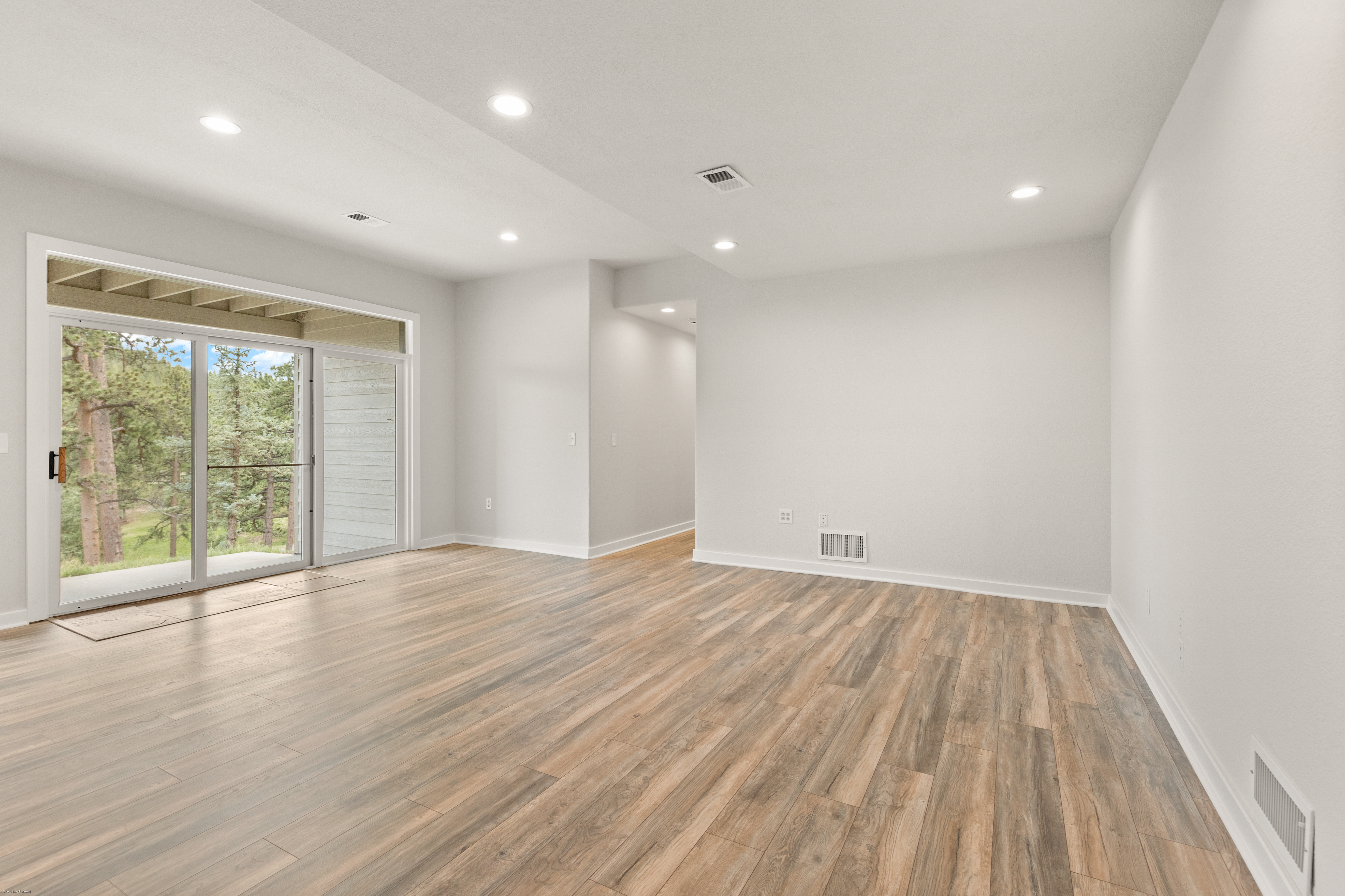  Extensively Renovated Main-Level Living - 物件實景