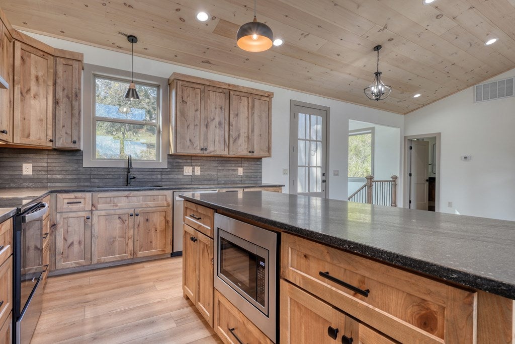 Hayesville, North Carolina, 28904, United States, 3 Bedrooms Bedrooms, ,4 BathroomsBathrooms,Residential,For Sale,1839913