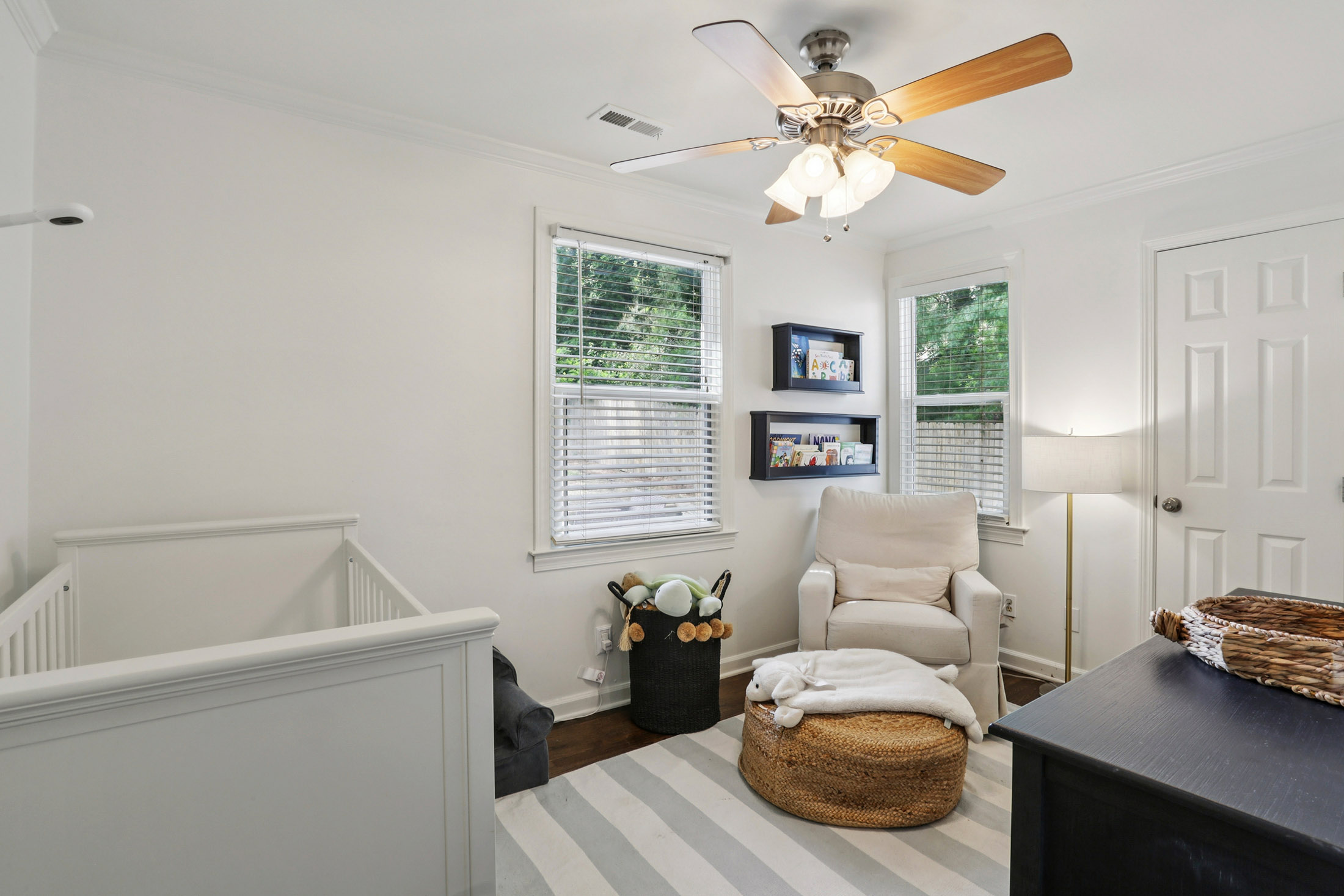 Charming Four Bedroom Home in Desirable Ashford Park - 物件實景