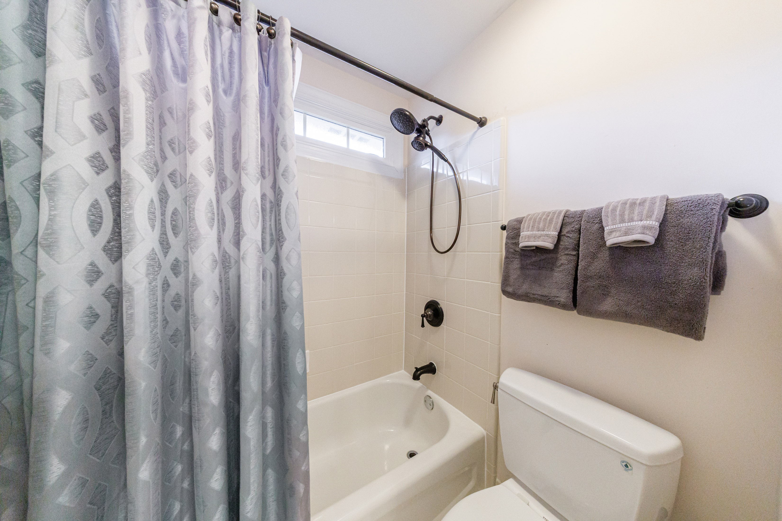  Beautifully Updated and Well Maintained Home in Sought-after Highcroft Community - 物件實景