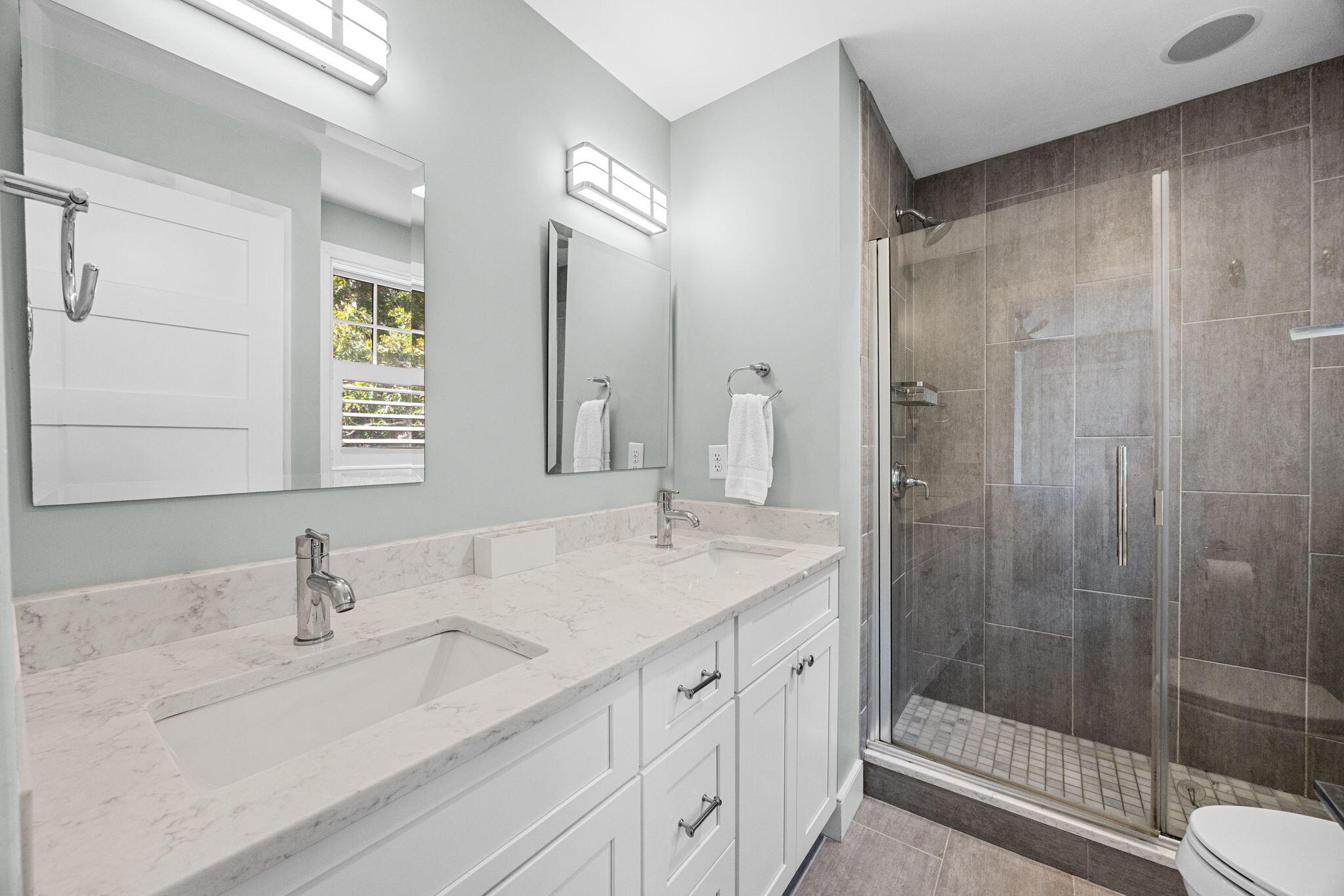  2017-Built Cape Cod Charmer with Fireplace, Fenced Yard and Patio - 物件實景