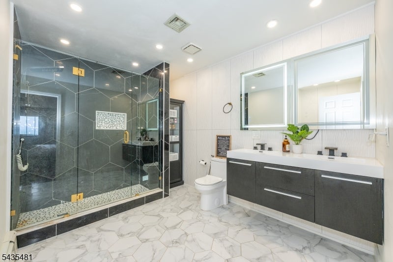 Wayne Twp., New Jersey, 07470, United States, 4 Bedrooms Bedrooms, ,3 BathroomsBathrooms,Residential,For Sale,2049437