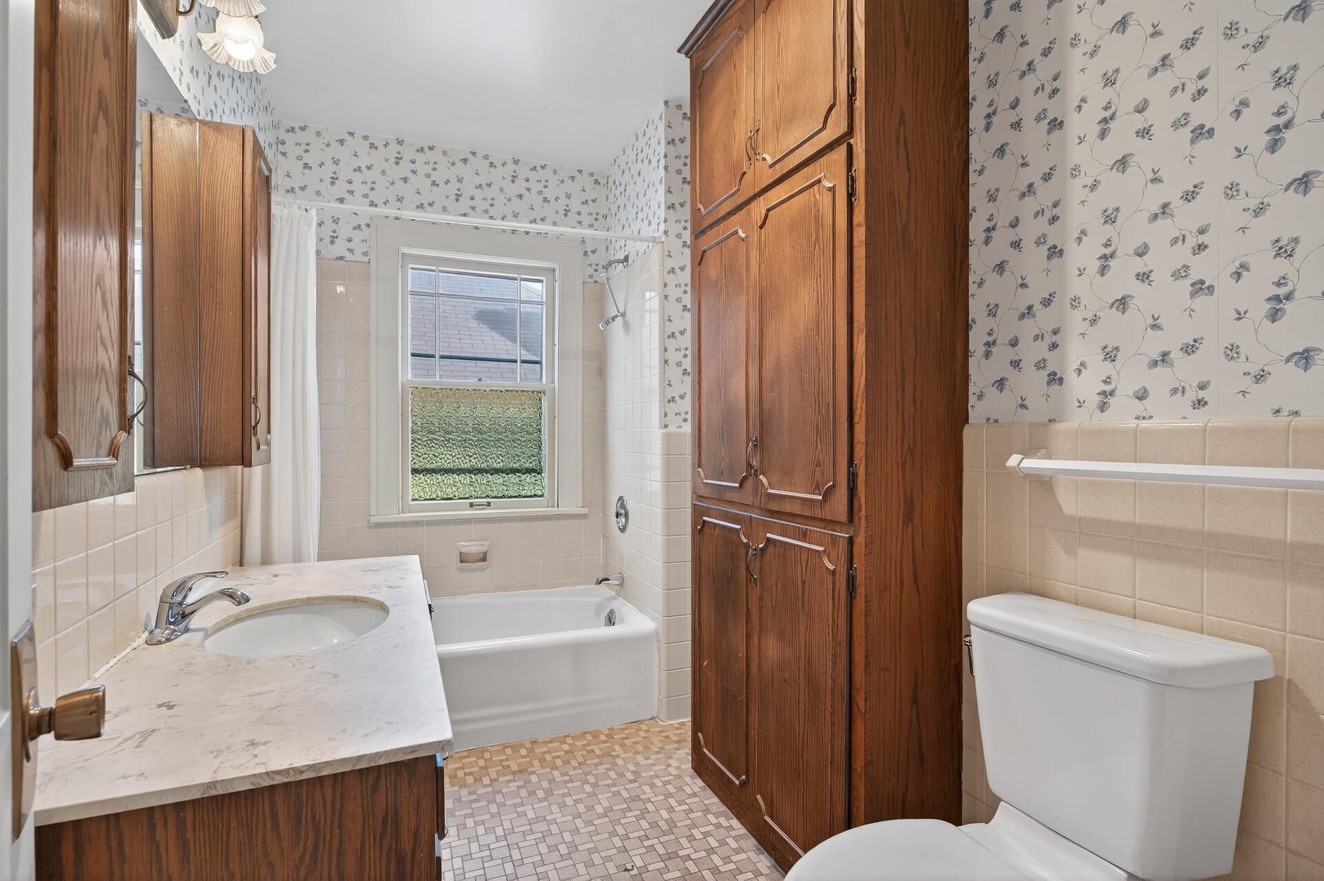 Minneapolis, Minnesota, 55409, United States, 4 Bedrooms Bedrooms, ,2 BathroomsBathrooms,Residential,For Sale,1959078