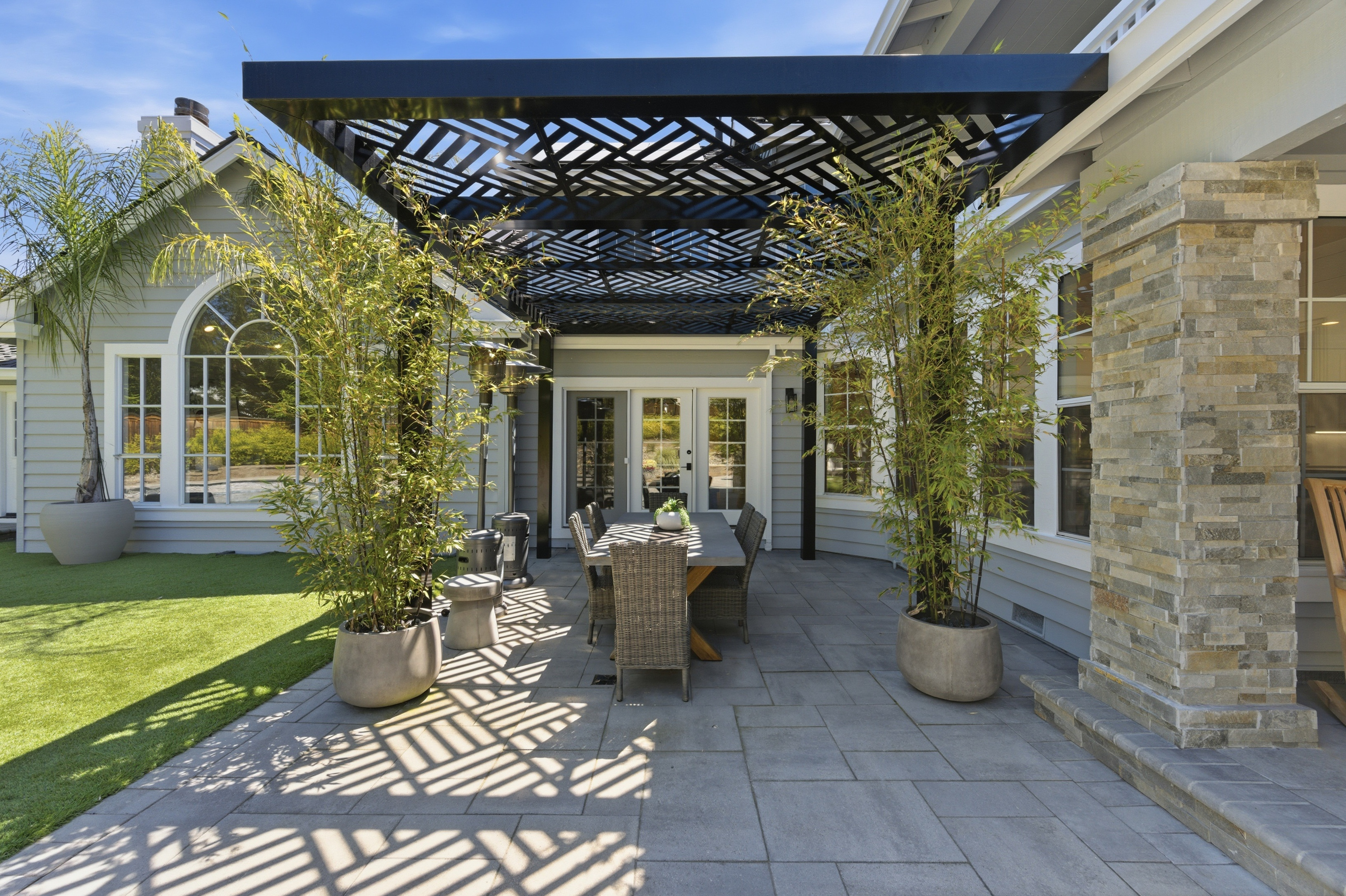  Timeless Transitional Estate with Resort-Style Backyard - 物件實景
