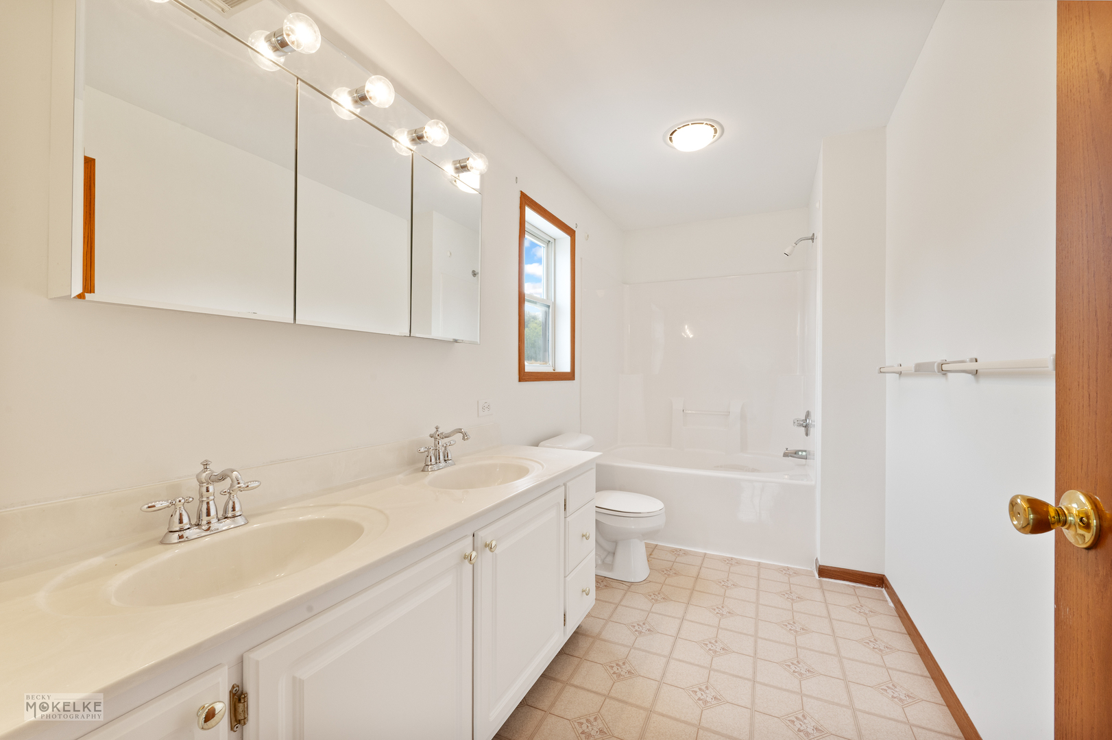 Newark, Illinois, 60541, United States, 4 Bedrooms Bedrooms, ,3 BathroomsBathrooms,Residential,For Sale,1918229
