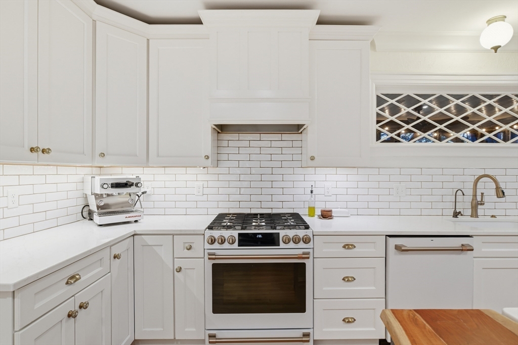 Holyoke, Massachusetts, 01040, United States, 5 Bedrooms Bedrooms, ,4 BathroomsBathrooms,Residential,For Sale,1991316