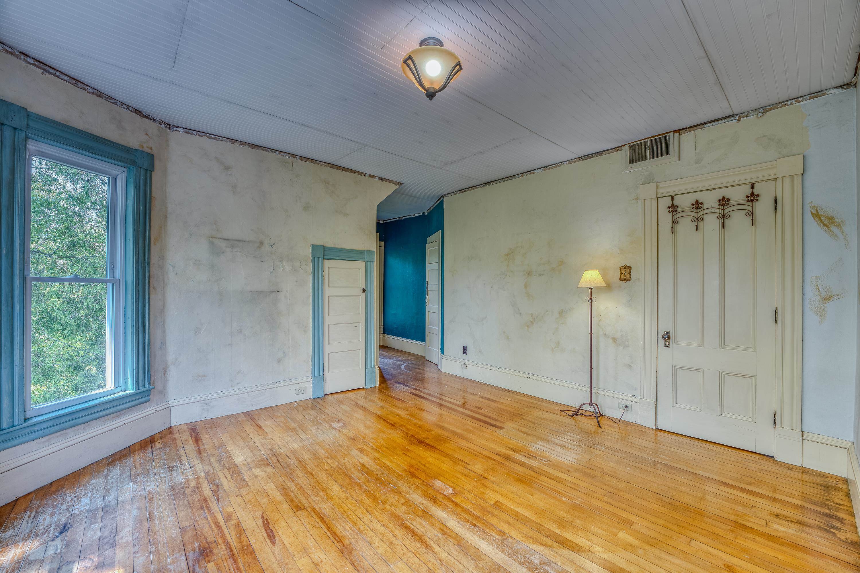 Littleton, New Hampshire, 03561, United States, 5 Bedrooms Bedrooms, ,1 BathroomBathrooms,Residential,For Sale,1856478