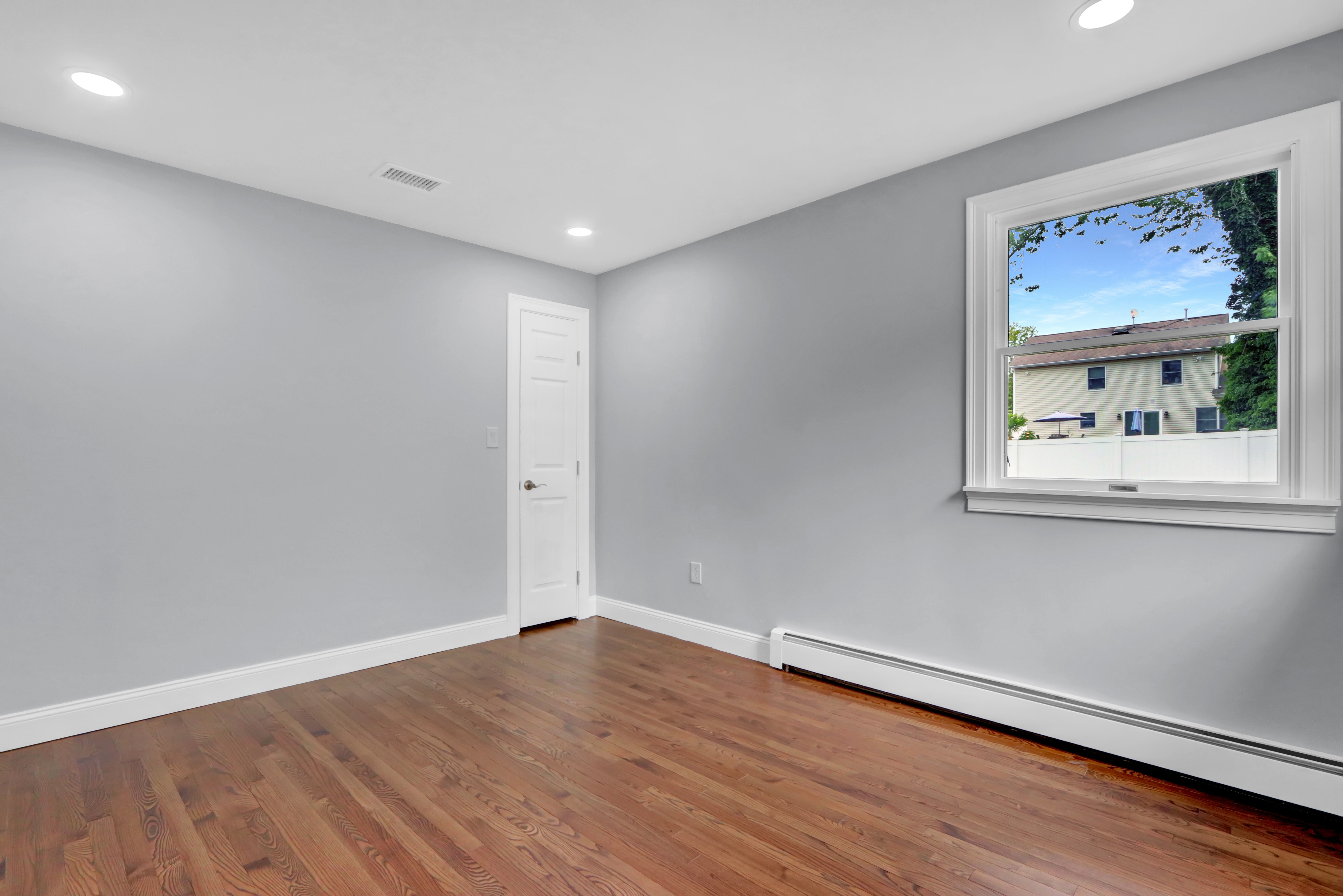 West Islip, New York, 11795, United States, 3 Bedrooms Bedrooms, ,2 BathroomsBathrooms,Residential,For Sale,1920311