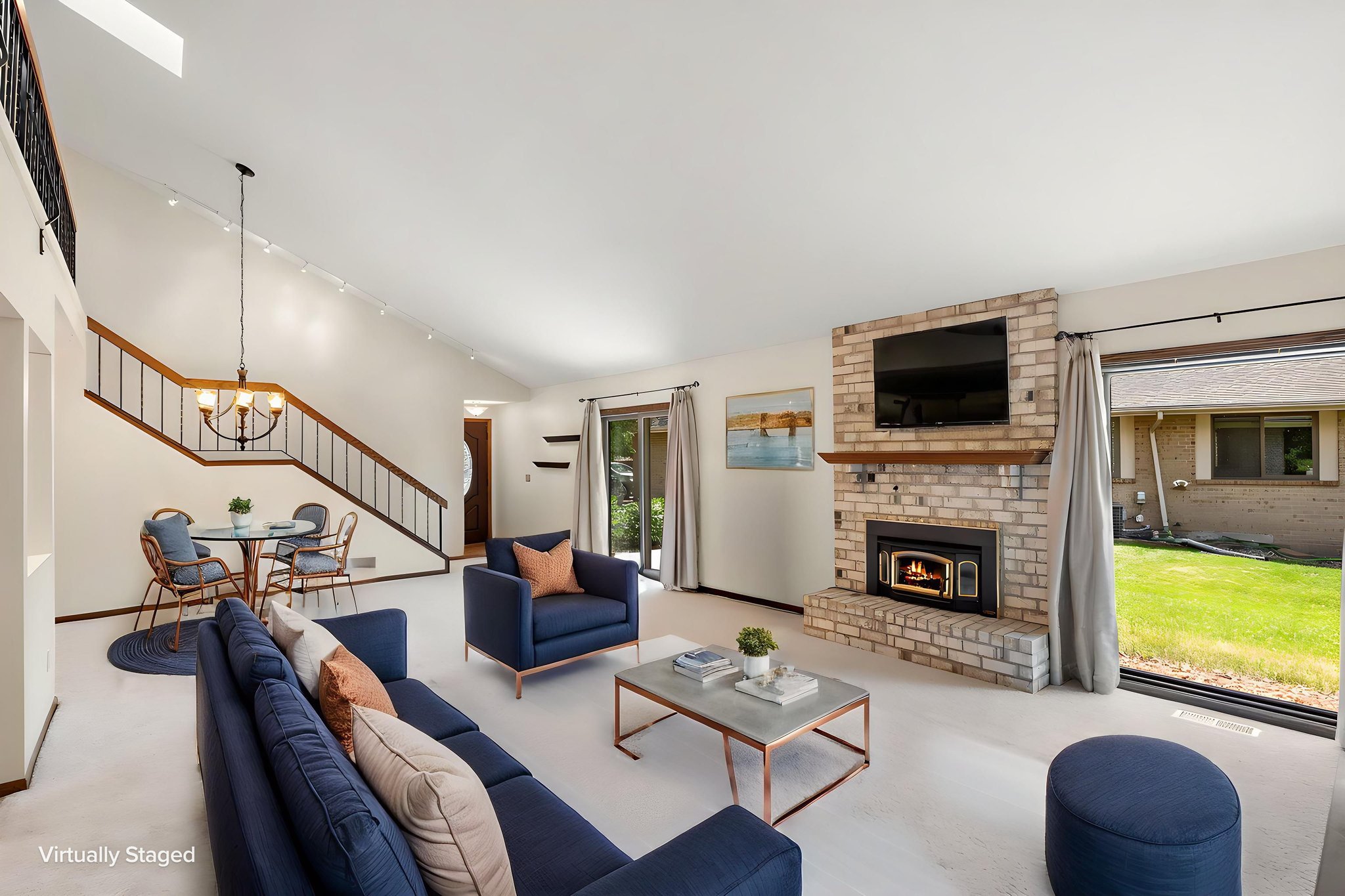  Light-Filled Loft in Desirable Woodbury - 物件實景