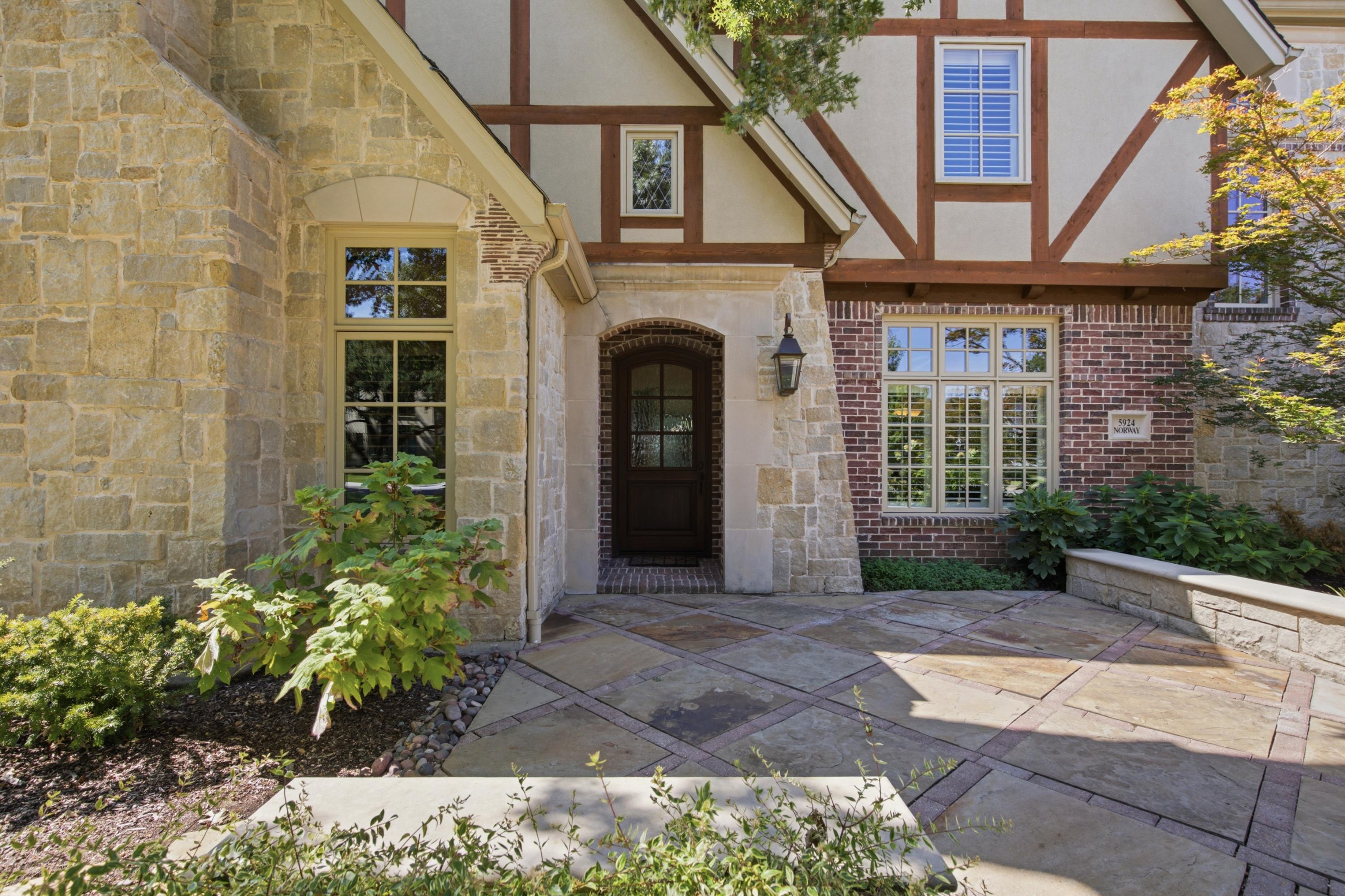  Preston Hollow Home with Pool, Primary Suite Down, 3-Car Garage & Solar - 物件實景