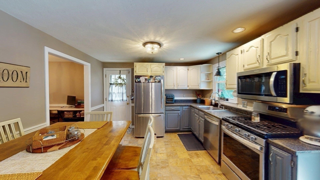 Franklin, Massachusetts, 02038, United States, 3 Bedrooms Bedrooms, ,2 BathroomsBathrooms,Residential,For Sale,1976390