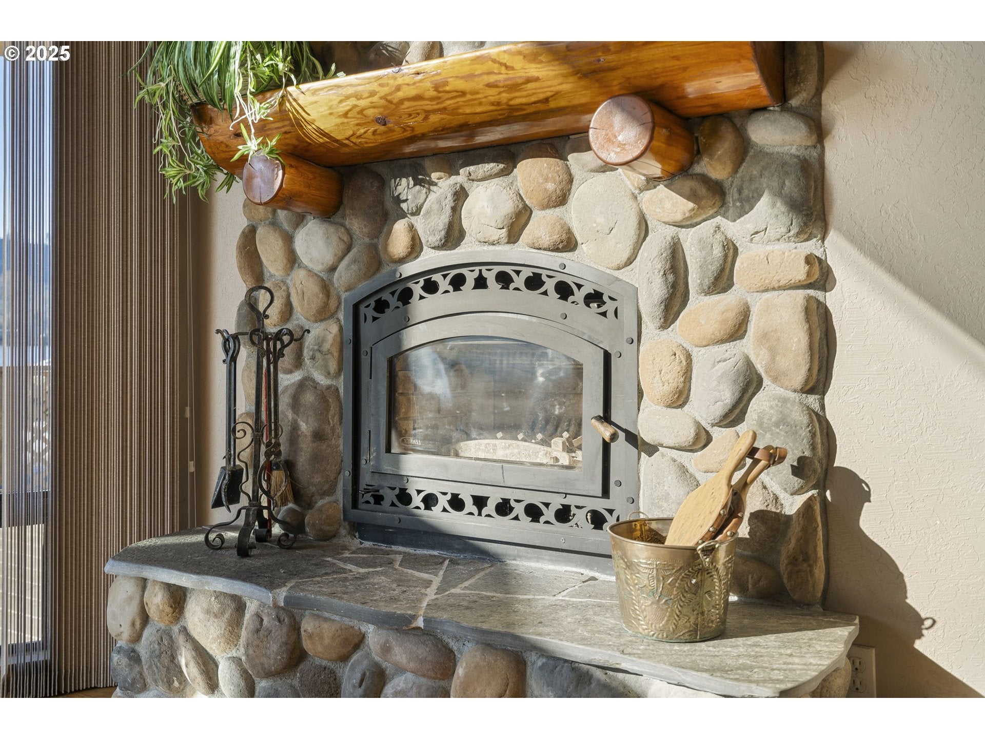 Cathlamet, Washington, 98612, United States, 3 Bedrooms Bedrooms, ,4 BathroomsBathrooms,Residential,For Sale,1975452