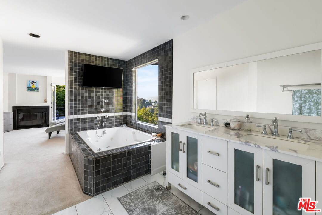 Los Angeles, California, 90068, United States, 3 Bedrooms Bedrooms, ,3 BathroomsBathrooms,Residential,For Sale,1913161