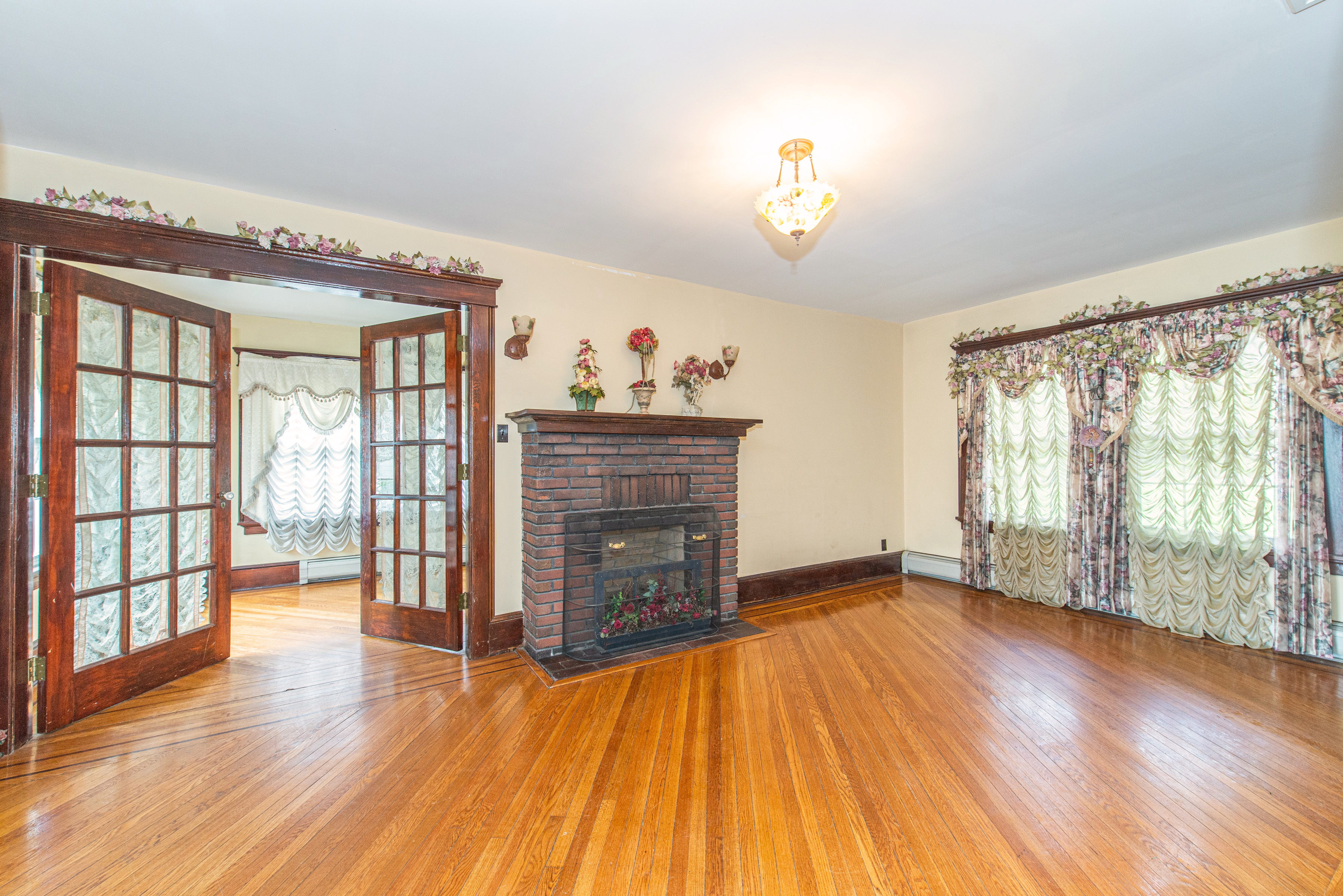 Nutley, New Jersey, 07110, United States, 3 Bedrooms Bedrooms, ,2 BathroomsBathrooms,Residential,For Sale,1935427