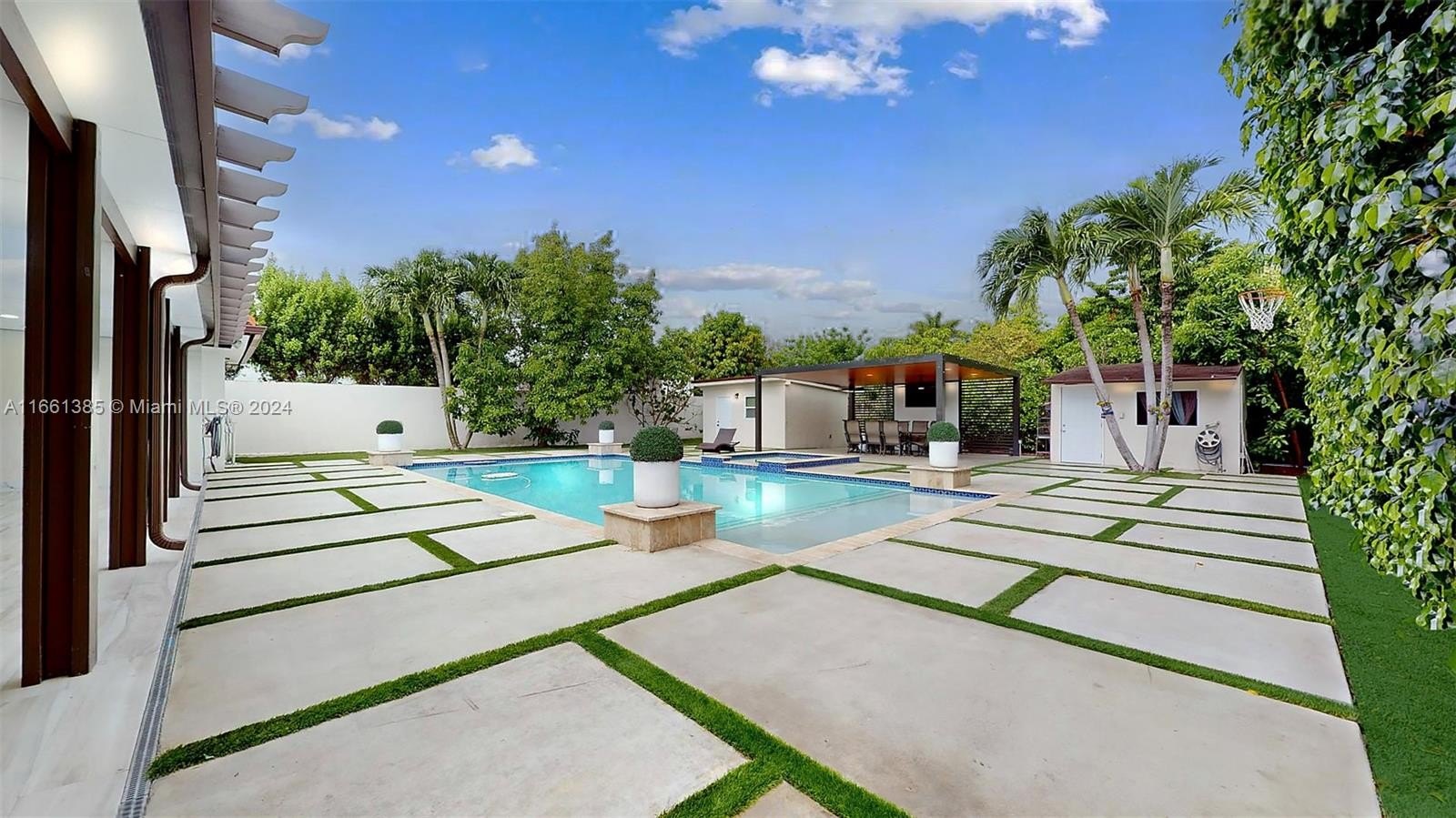 Miami, Florida, 33175, United States, 5 Bedrooms Bedrooms, ,4 BathroomsBathrooms,Residential,For Sale,1978992