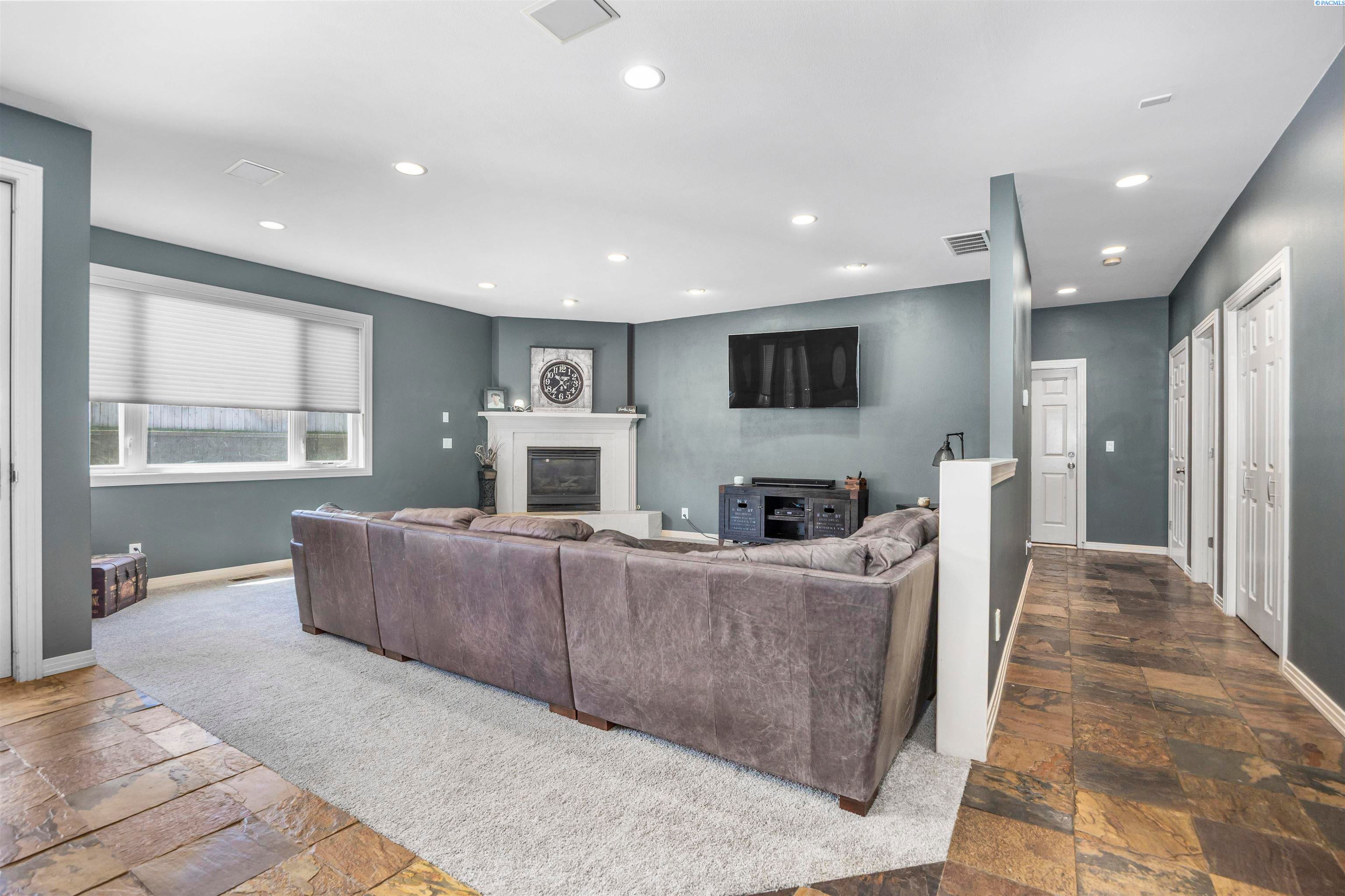 Kennewick, Washington, 99337, United States, 6 Bedrooms Bedrooms, ,4 BathroomsBathrooms,Residential,For Sale,1979182