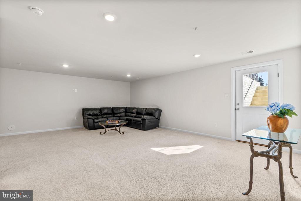 Frederick, Maryland, 21701, United States, 5 Bedrooms Bedrooms, ,4 BathroomsBathrooms,Residential,For Sale,1987107