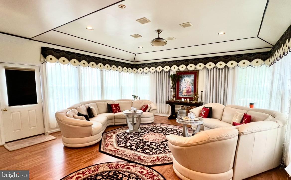 Chambersburg, Pennsylvania, 17202, United States, 5 Bedrooms Bedrooms, ,6 BathroomsBathrooms,Residential,For Sale,1989609