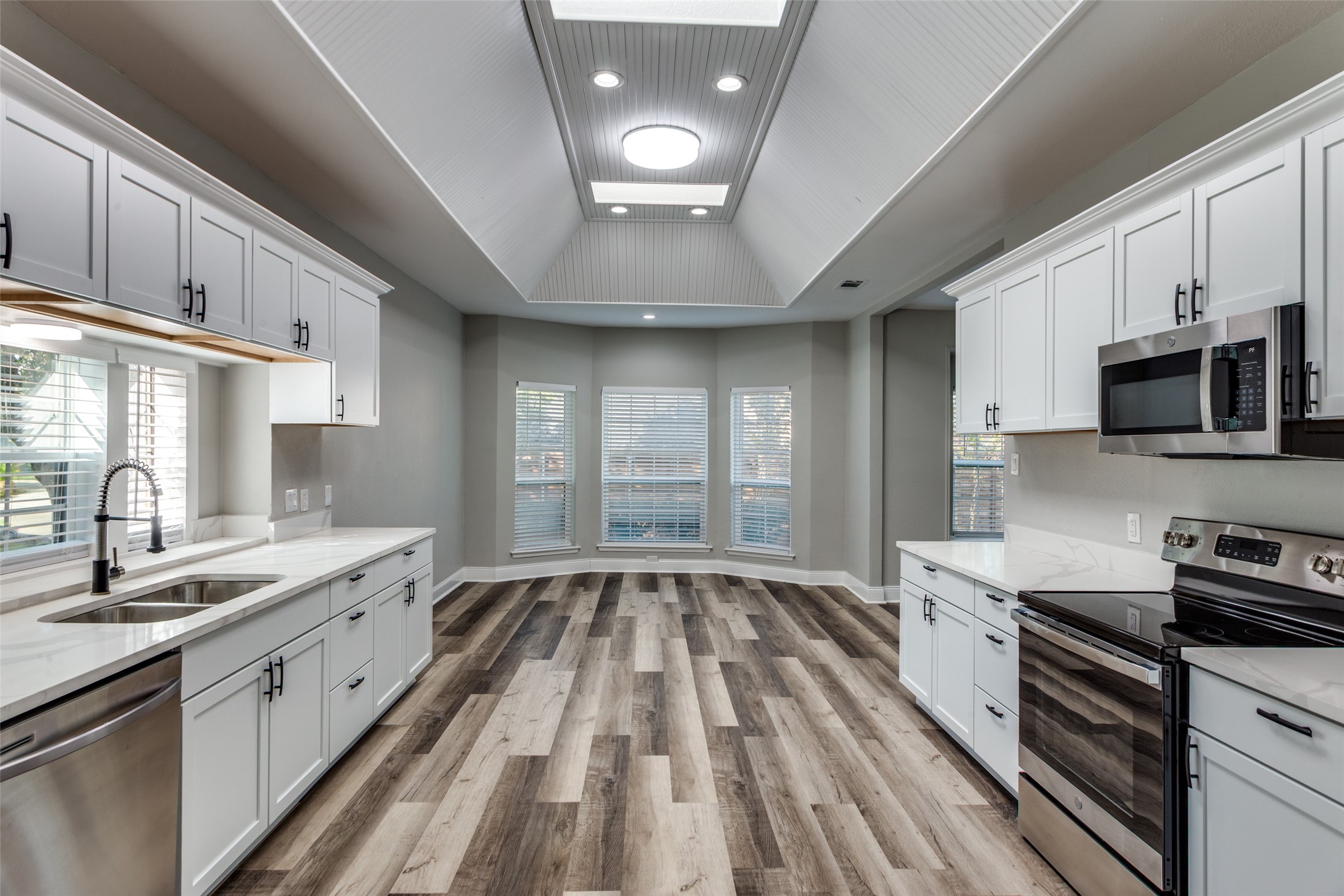 Arlington, Texas, 76013, United States, 4 Bedrooms Bedrooms, ,5 BathroomsBathrooms,Residential,For Sale,1967693