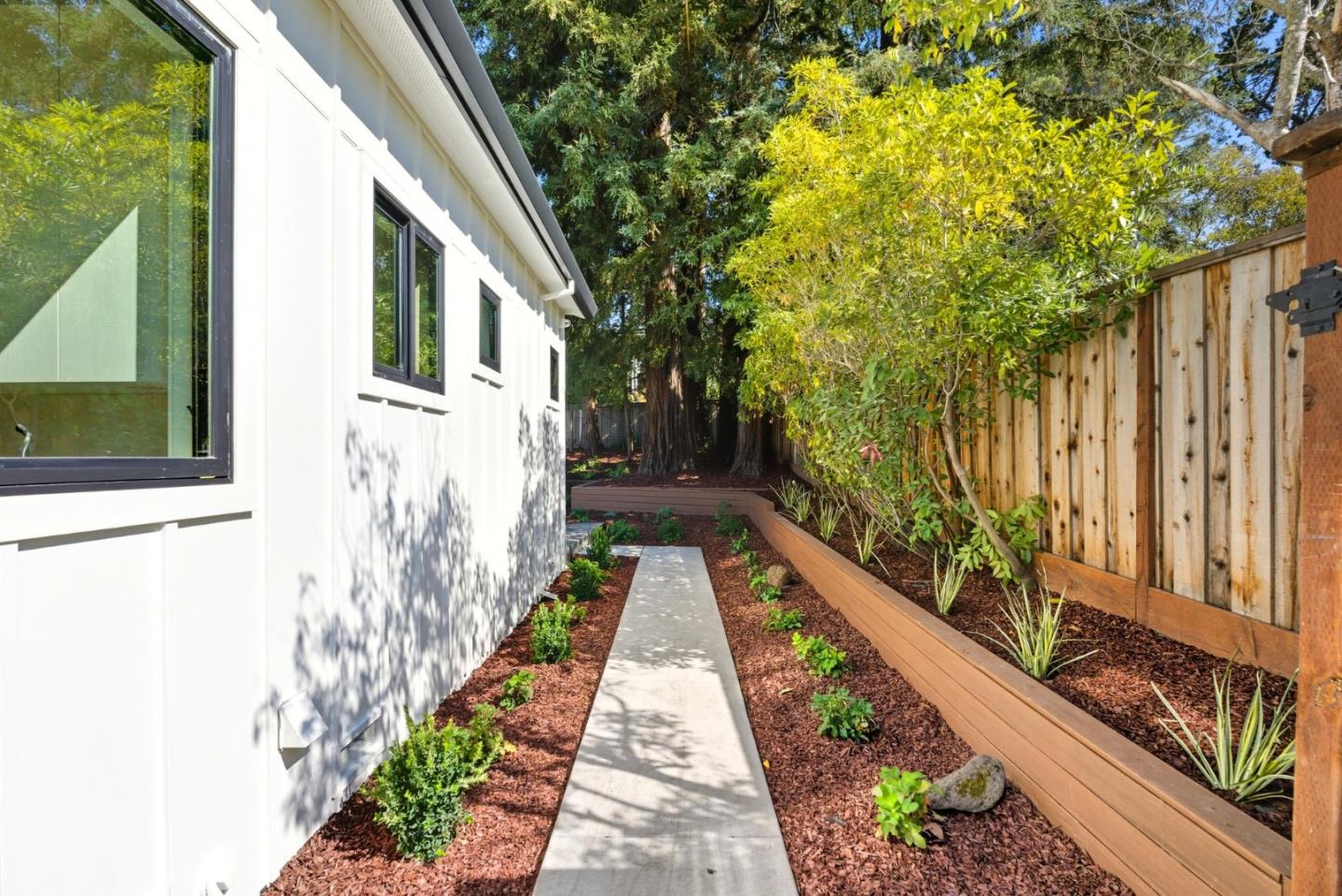 Menlo Park, California, 94025, United States, 6 Bedrooms Bedrooms, ,7 BathroomsBathrooms,Residential,For Sale,1947482