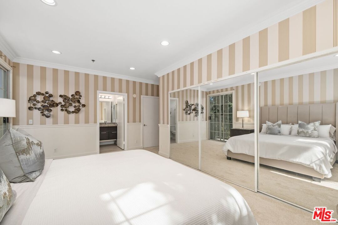Los Angeles, California, 90004, United States, 2 Bedrooms Bedrooms, ,2 BathroomsBathrooms,Residential,For Sale,1885351