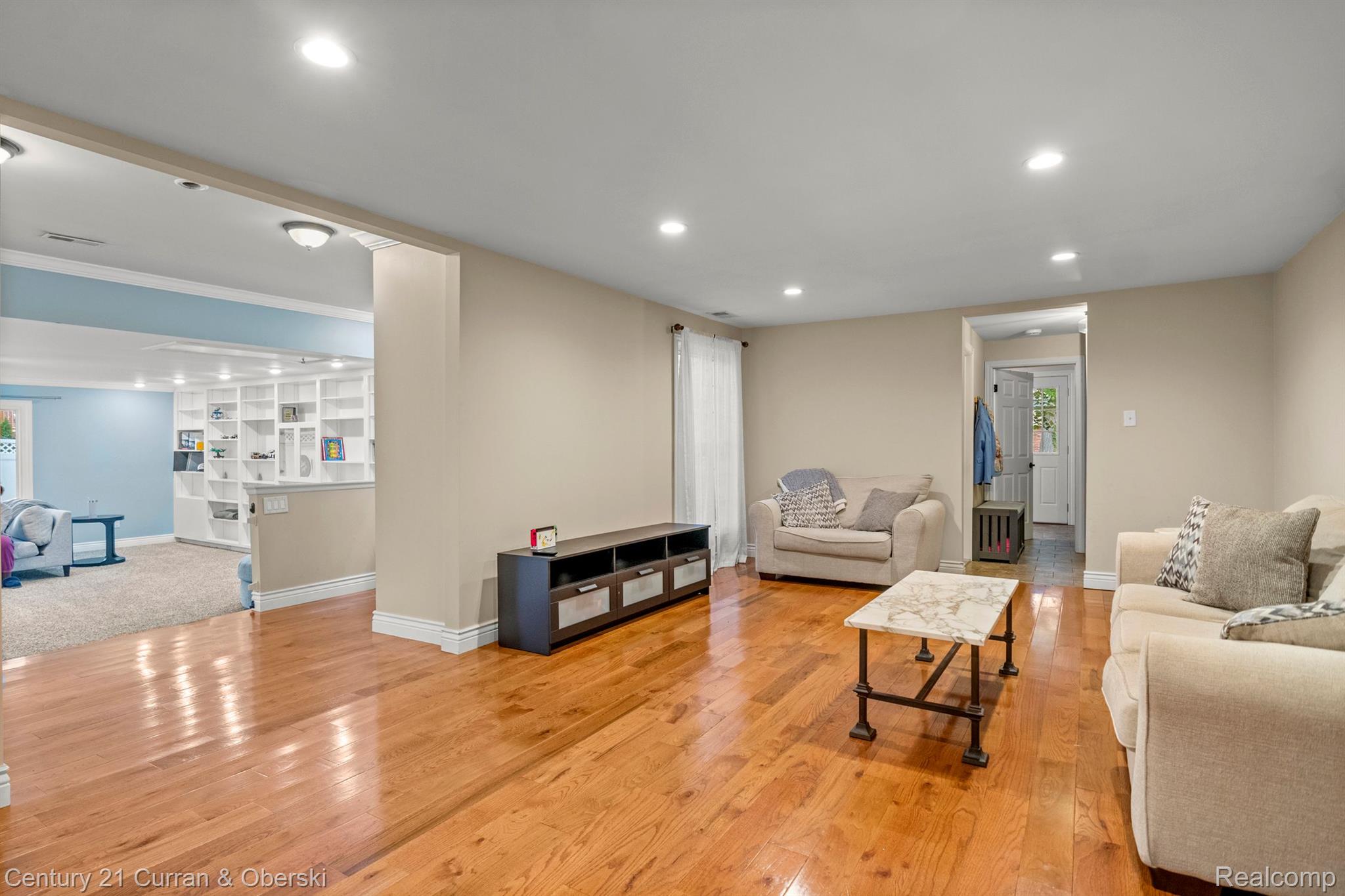 West Bloomfield Charter Township, Michigan, 48322, United States, 4 Bedrooms Bedrooms, ,3 BathroomsBathrooms,Residential,For Sale,1977559