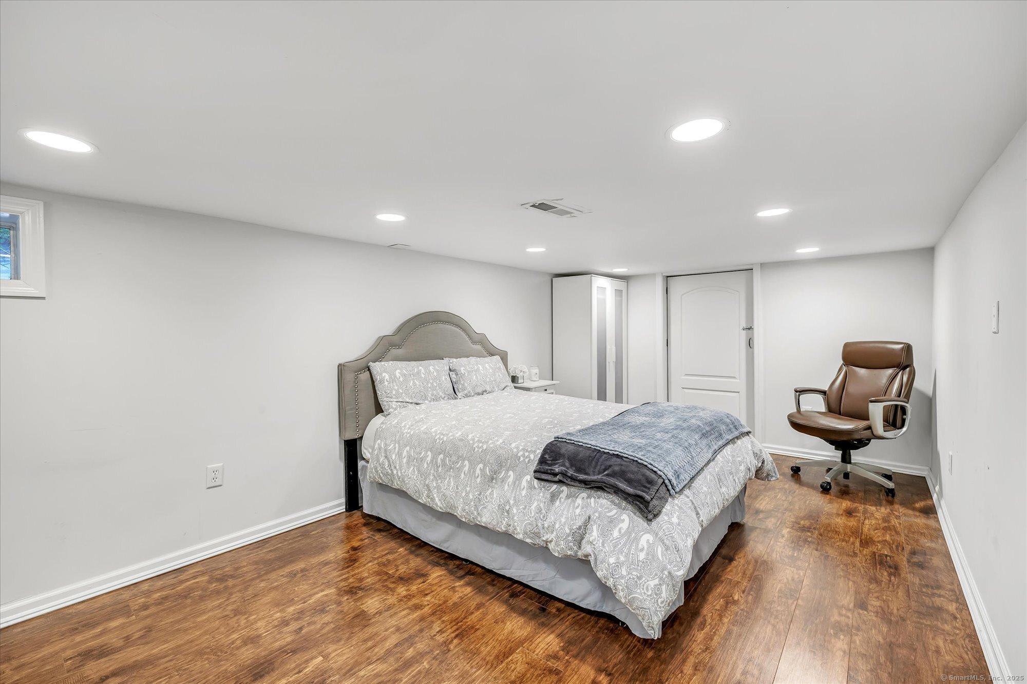 Stratford, Connecticut, 06614, United States, 3 Bedrooms Bedrooms, ,2 BathroomsBathrooms,Residential,For Sale,1978049