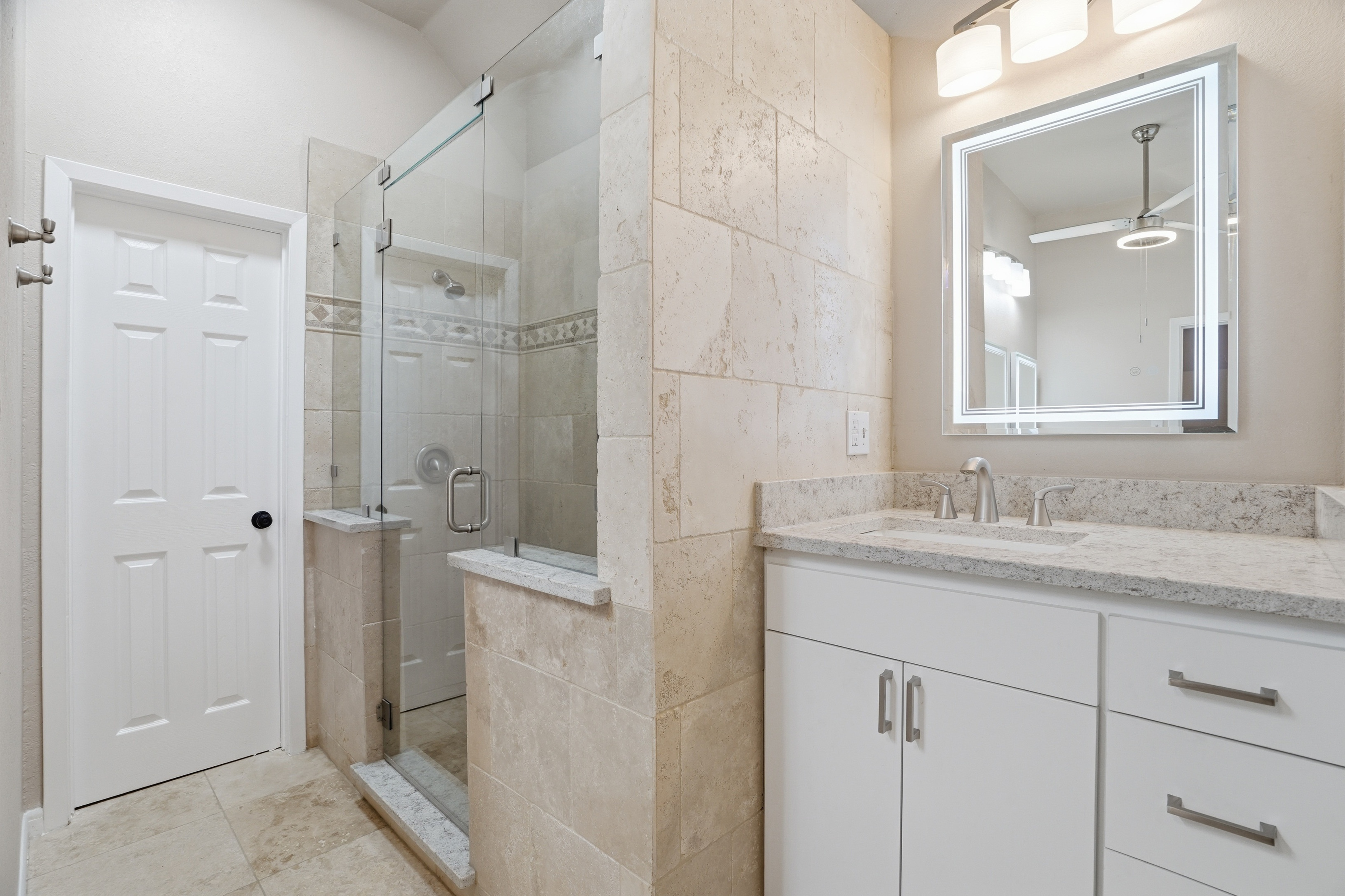  Stylish Keller Living with Bonus Room & Custom Touches - 物件實景