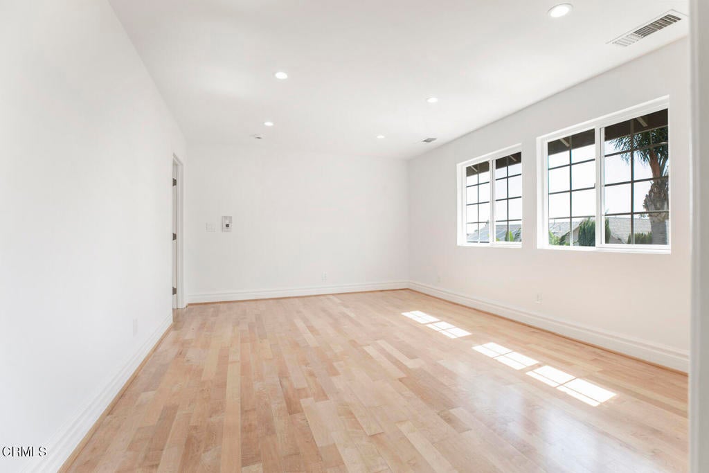 Los Angeles, California, 91352, United States, 5 Bedrooms Bedrooms, ,5 BathroomsBathrooms,Residential,For Sale,1941617