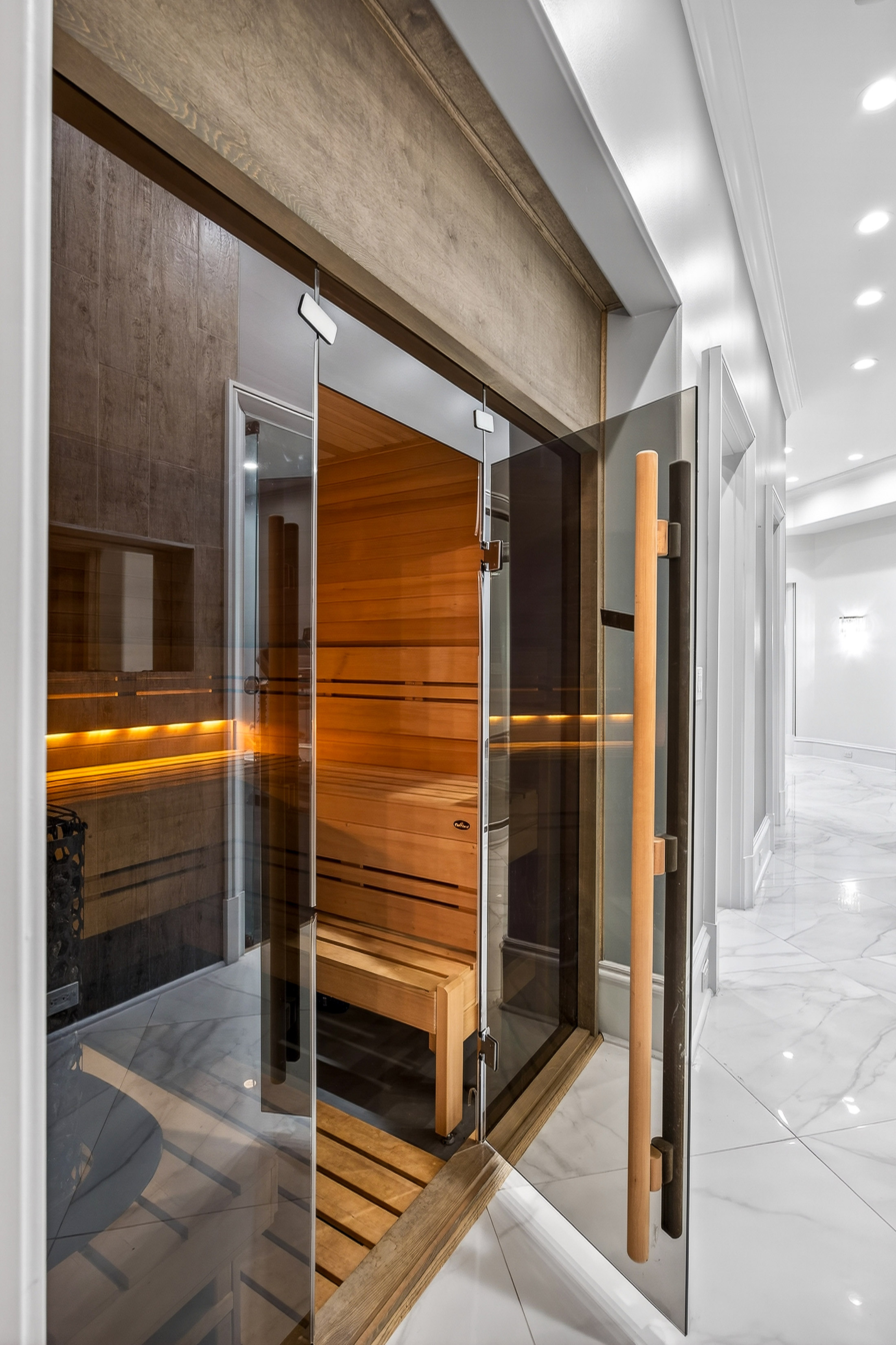  Exceptional Gated Estate with Resort-caliber Grounds - 物件實景