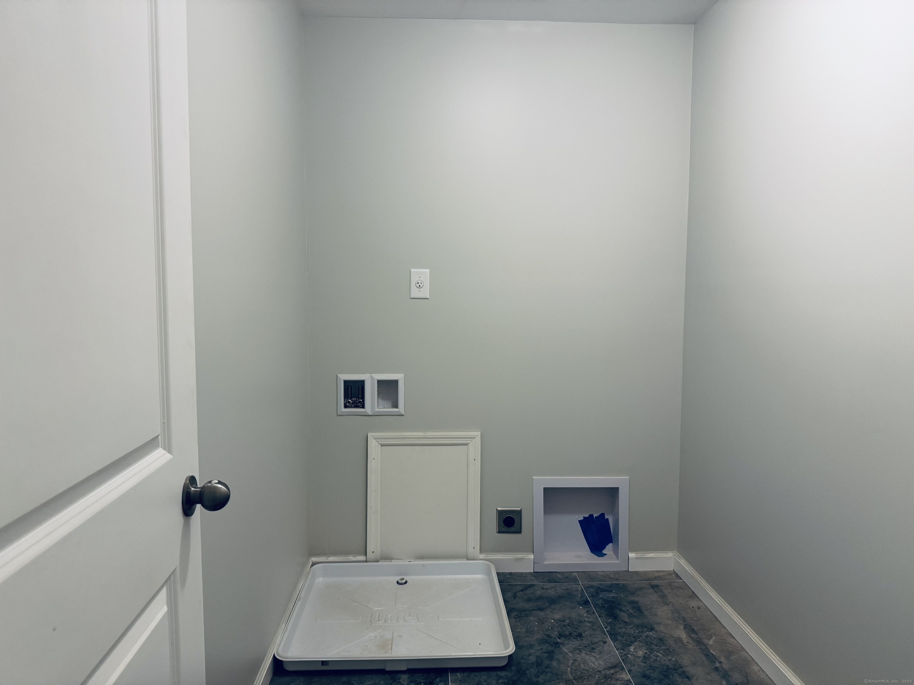 Newtown, Connecticut, 06482, United States, 4 Bedrooms Bedrooms, ,4 BathroomsBathrooms,Residential,For Sale,1917666