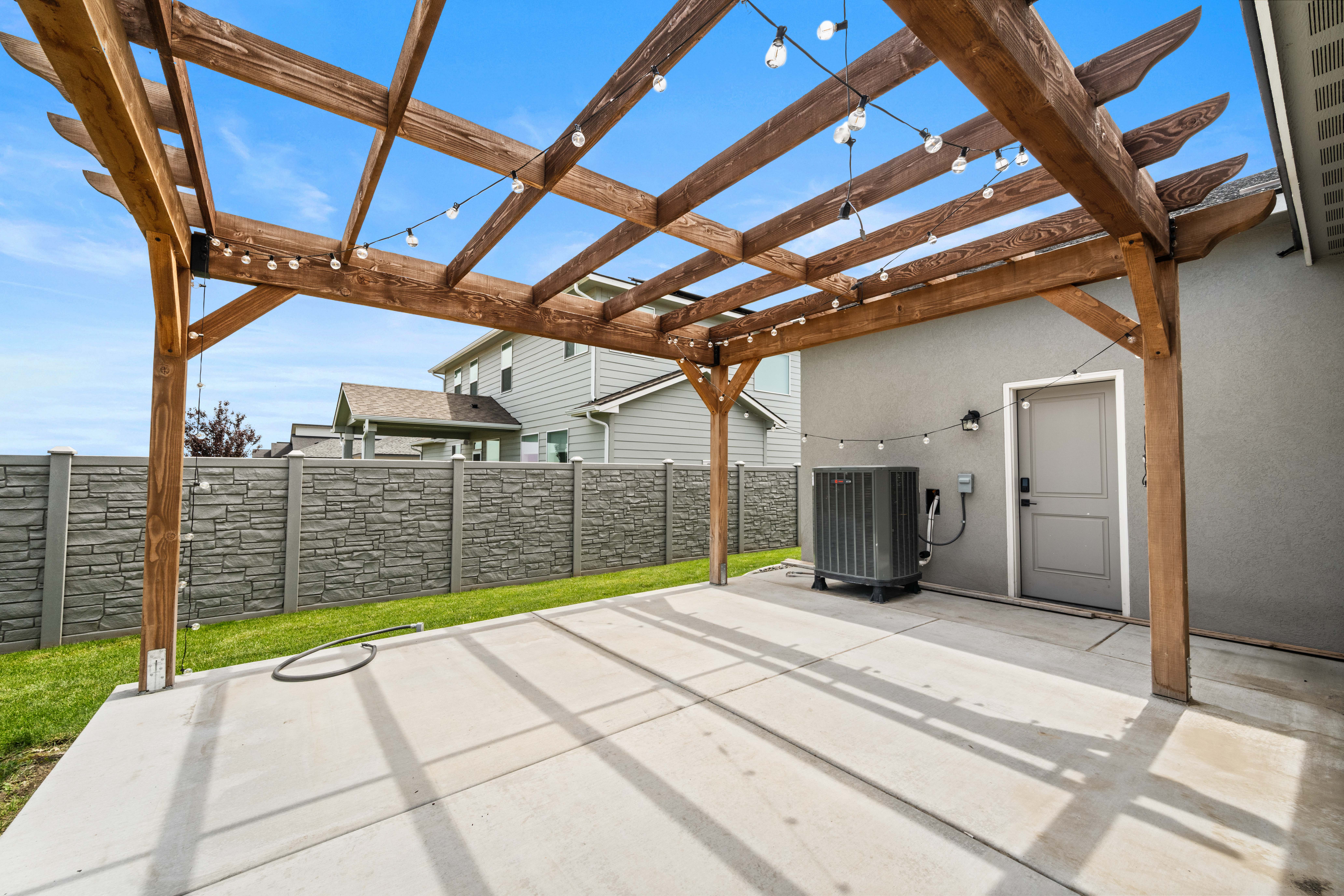  Like New, Fully Fenced, Corner Lot & 4-Car Garage - 物件實景