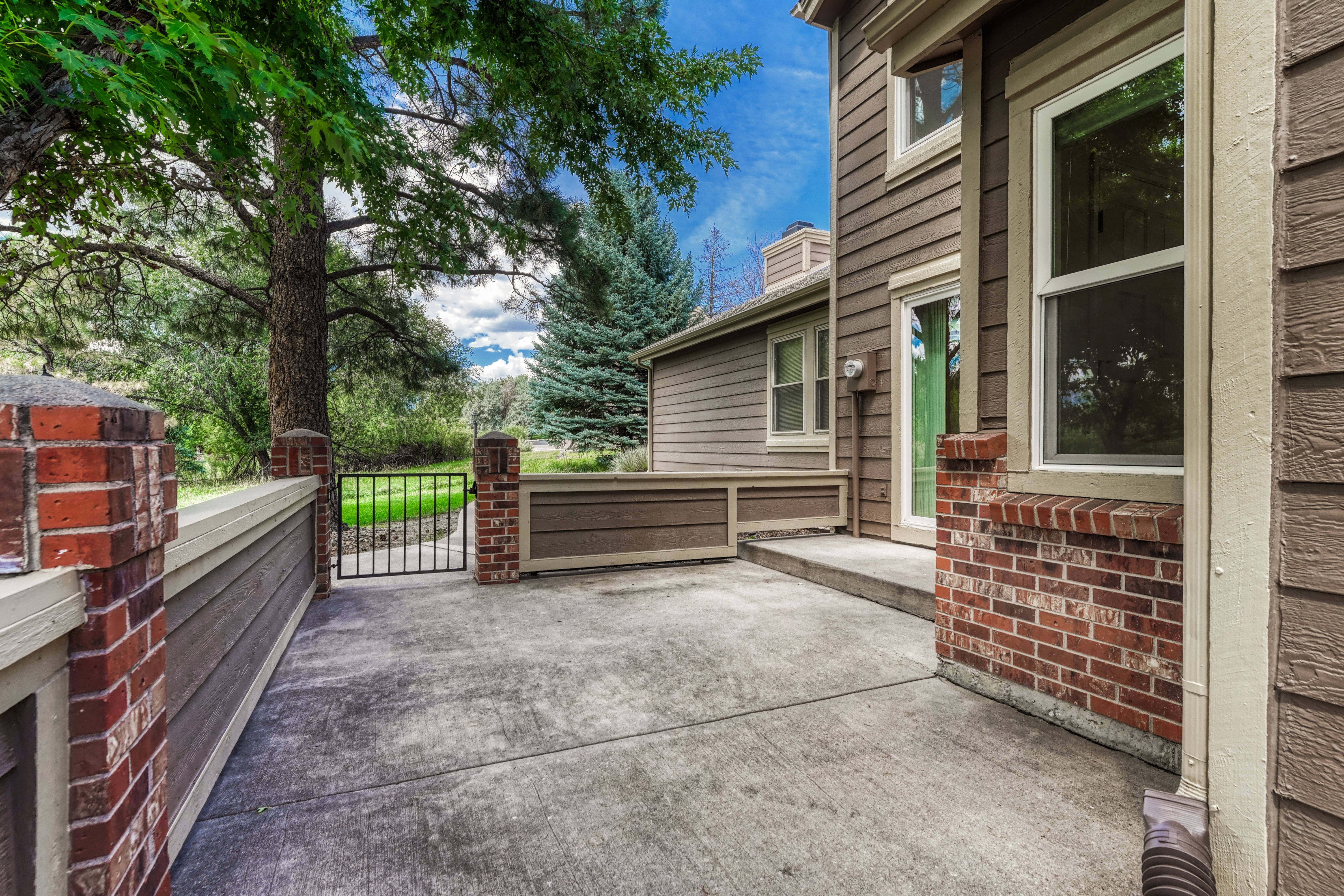  Rockrimmon Townhome with Trail Access & Private Patio - 物件實景