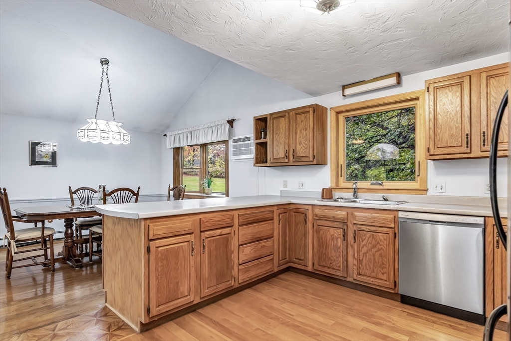 Dracut, Massachusetts, 01826, United States, 3 Bedrooms Bedrooms, ,2 BathroomsBathrooms,Residential,For Sale,1982385