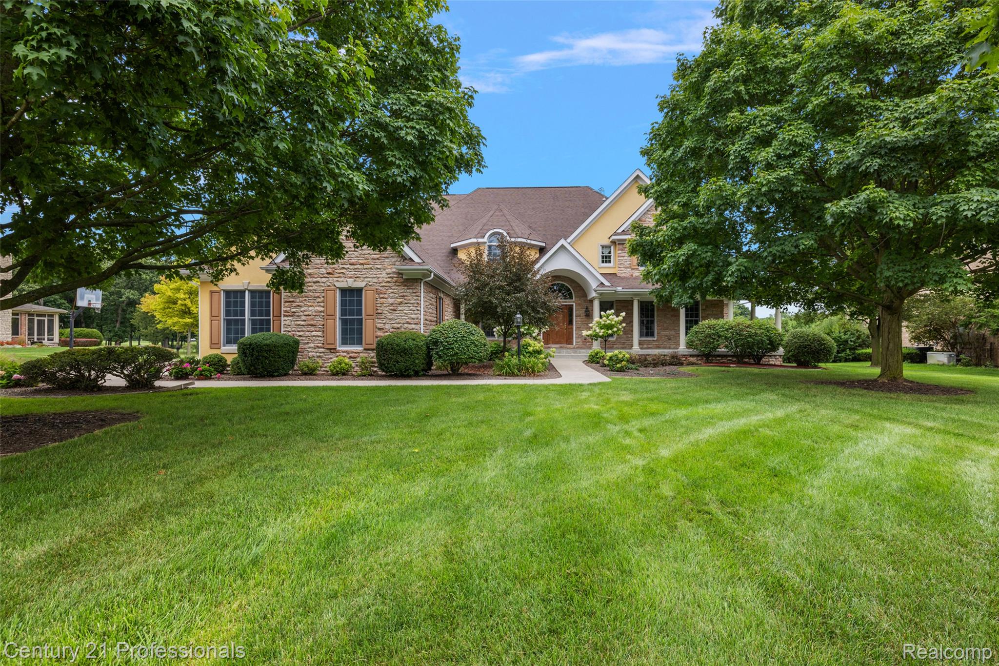 GrandBlanc, Michigan, 48439, United States, 4 Bedrooms Bedrooms, ,5 BathroomsBathrooms,Residential,For Sale,1980457