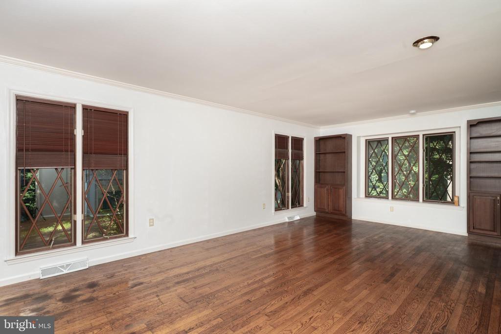 Reading, Pennsylvania, 19607, United States, 4 Bedrooms Bedrooms, ,4 BathroomsBathrooms,Residential,For Sale,1951295