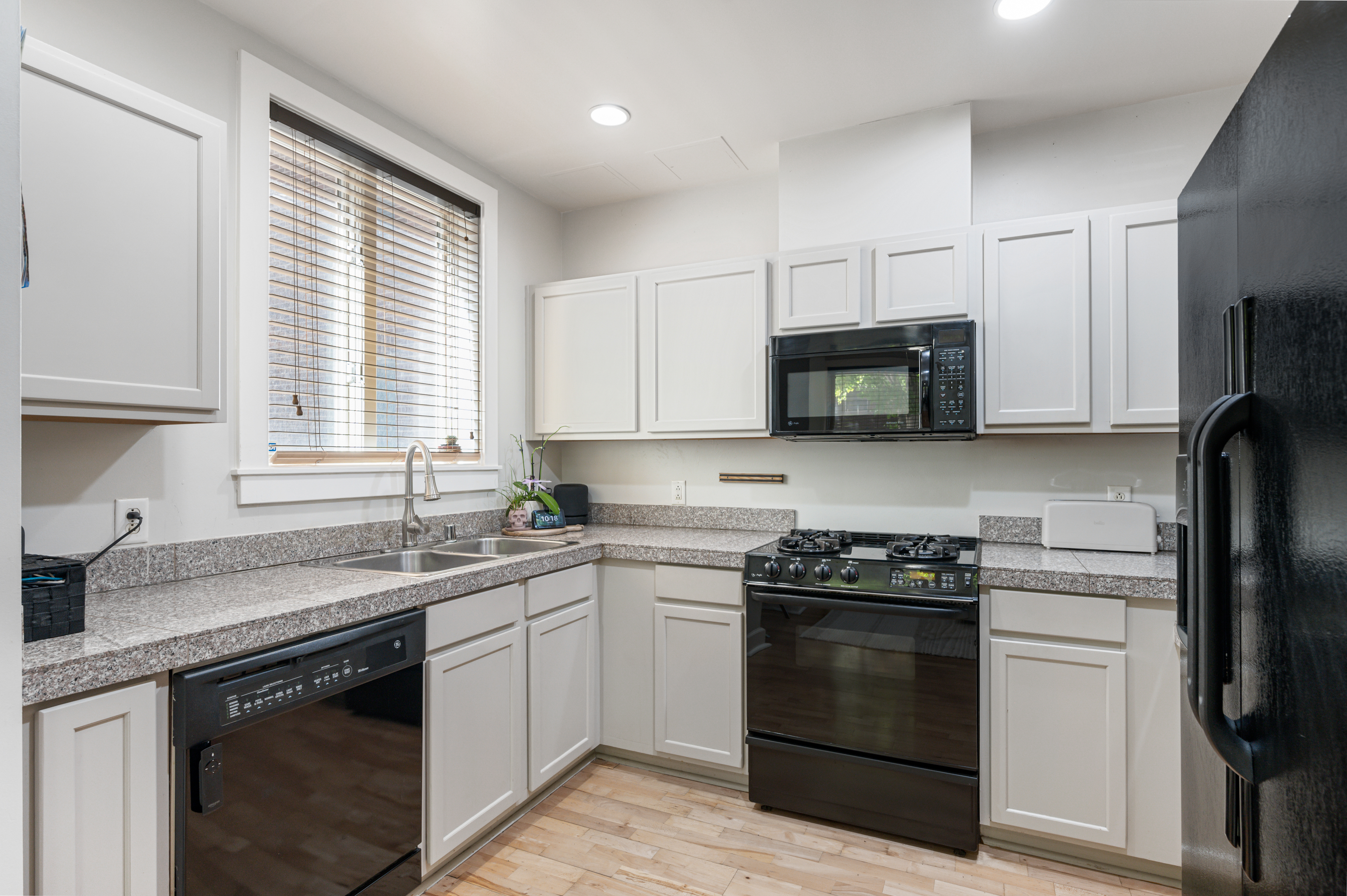  Spacious 1-Bedroom Main Floor Condo in a Prime Location - 物件實景