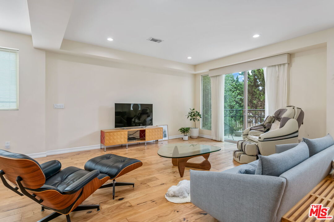 Los Angeles, California, 90025, United States, 6 Bedrooms Bedrooms, ,Residential,For Sale,1932013