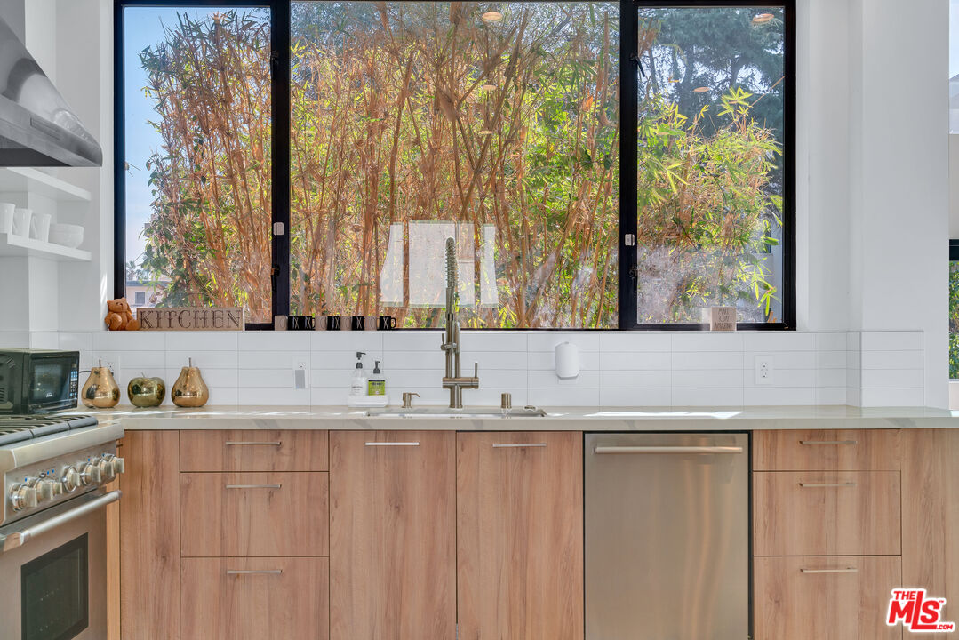 Los Angeles, California, 90046, United States, 3 Bedrooms Bedrooms, ,3 BathroomsBathrooms,Residential,For Sale,1827071