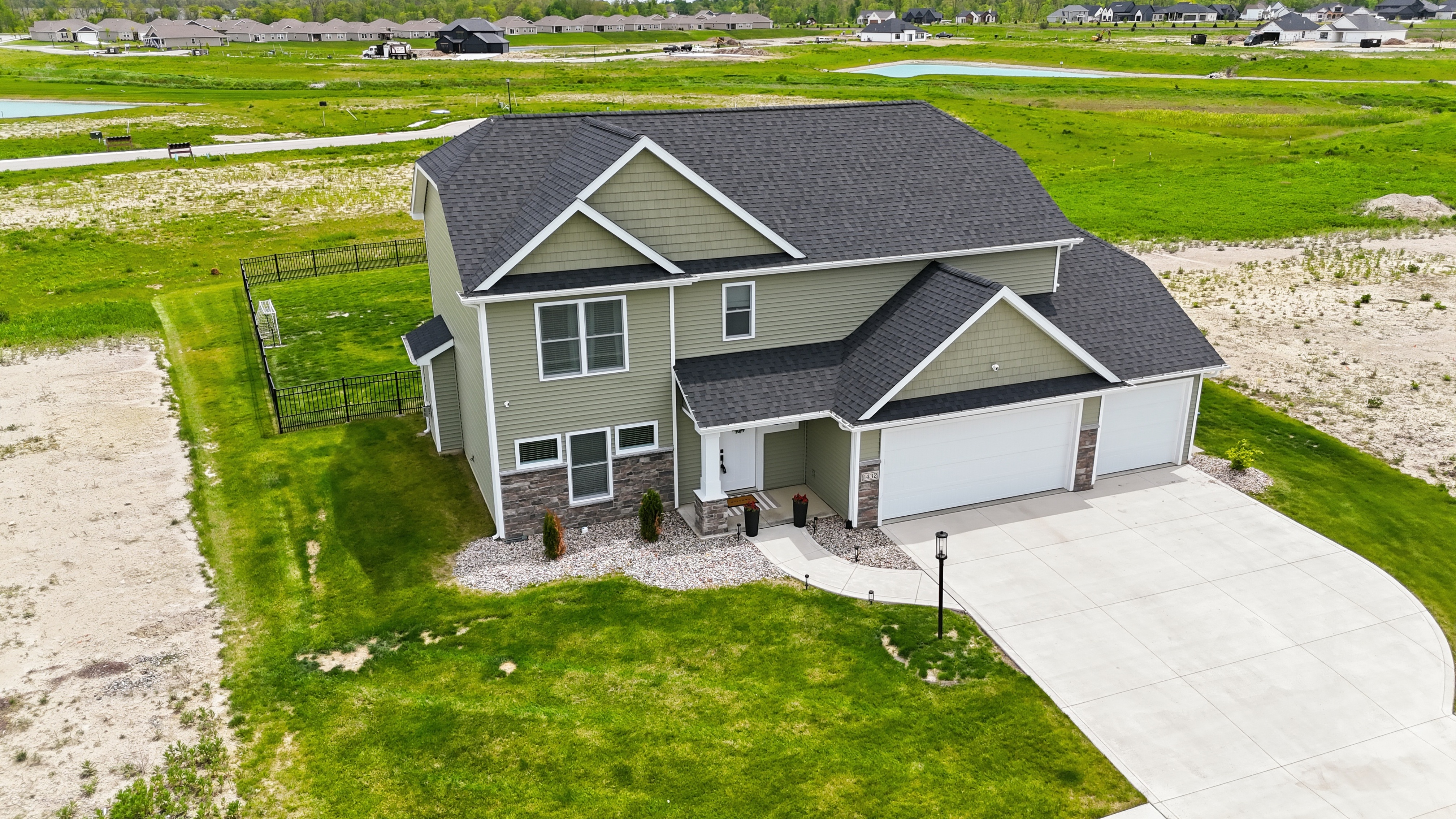  Move-in Four Bedroom Home Loaded with Upgrades - 物件實景