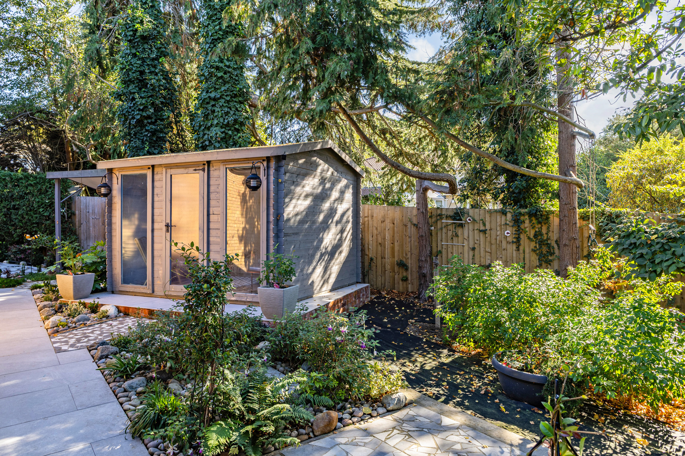  A seven-bedroom Cobham home with a swimming pool and landscaped gardens - 物件實景