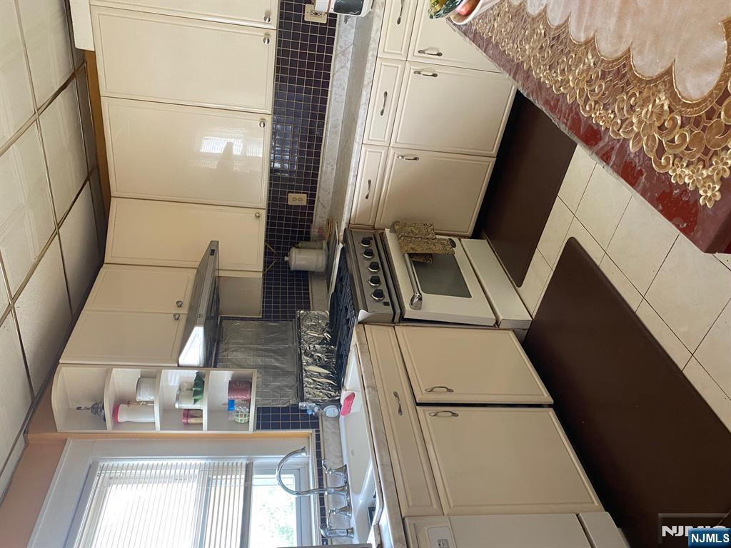 Teaneck, New Jersey, 07666, United States, 3 Bedrooms Bedrooms, ,2 BathroomsBathrooms,Residential,For Sale,1939730