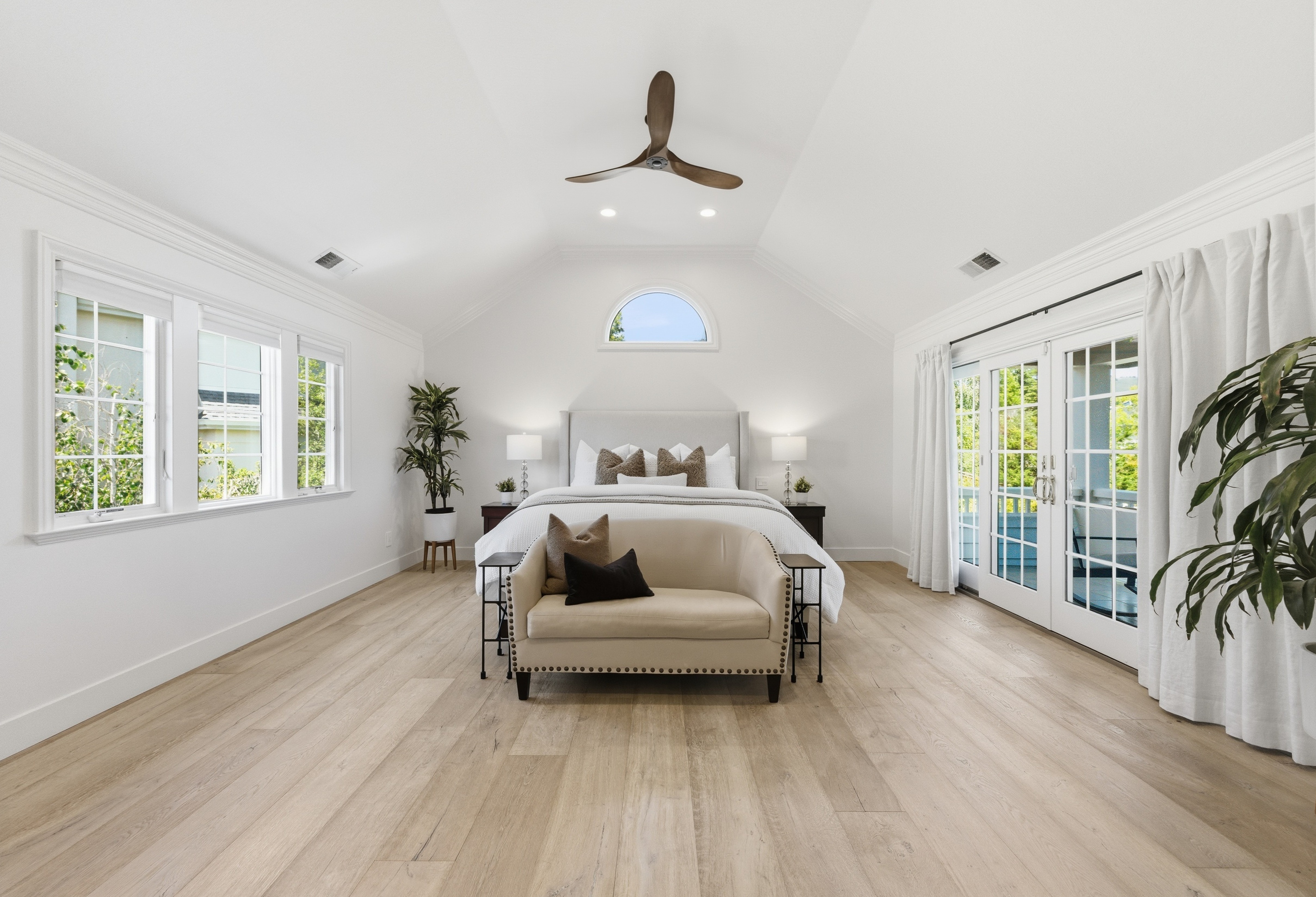  Timeless Transitional Estate with Resort-Style Backyard - 物件實景