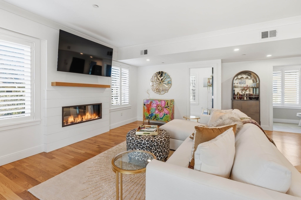Wakefield, Massachusetts, 01880, United States, 2 Bedrooms Bedrooms, ,3 BathroomsBathrooms,Residential,For Sale,2036926