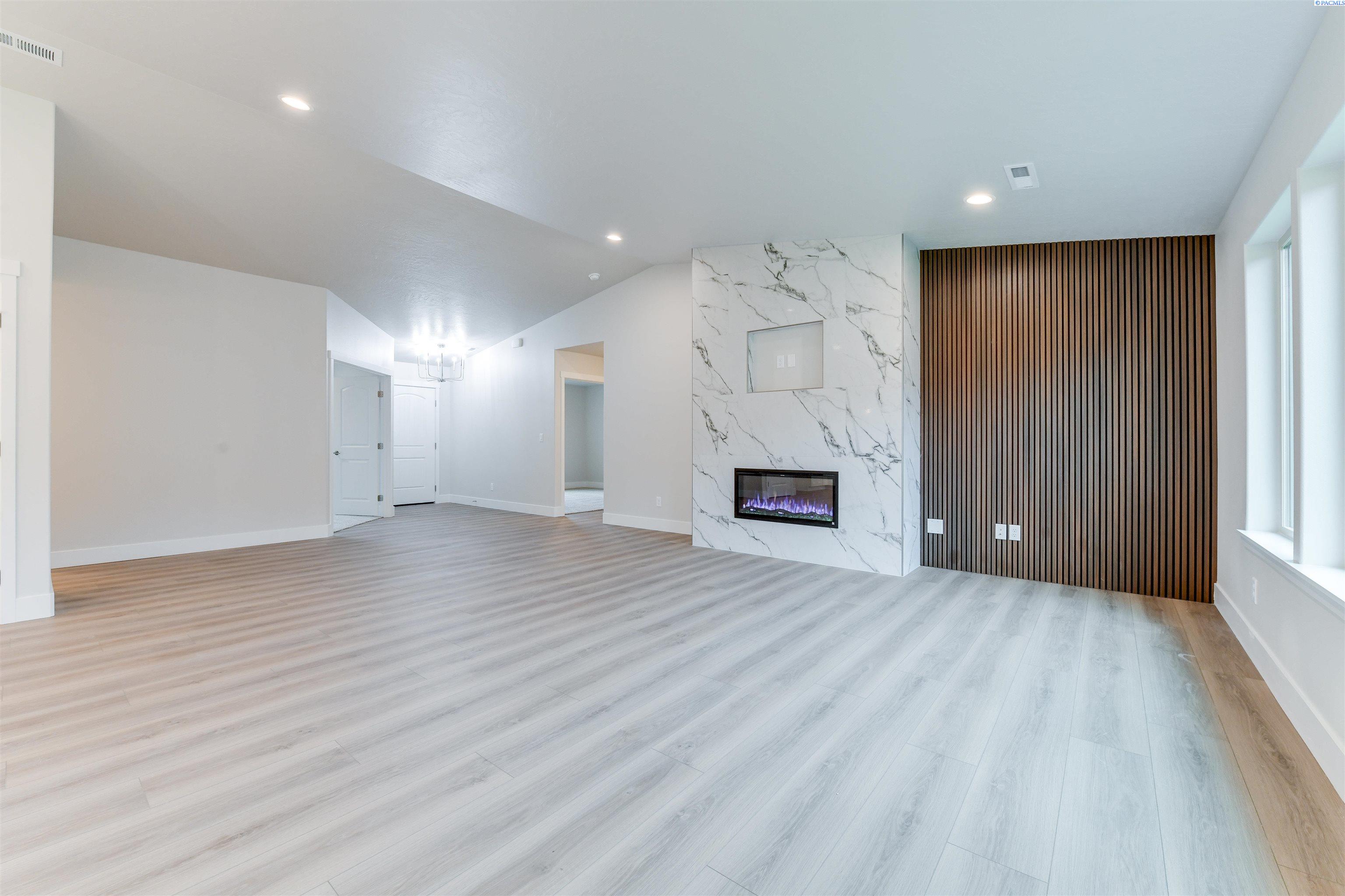 Kennewick, Washington, 99338, United States, 4 Bedrooms Bedrooms, ,1 BathroomBathrooms,Residential,For Sale,1933332
