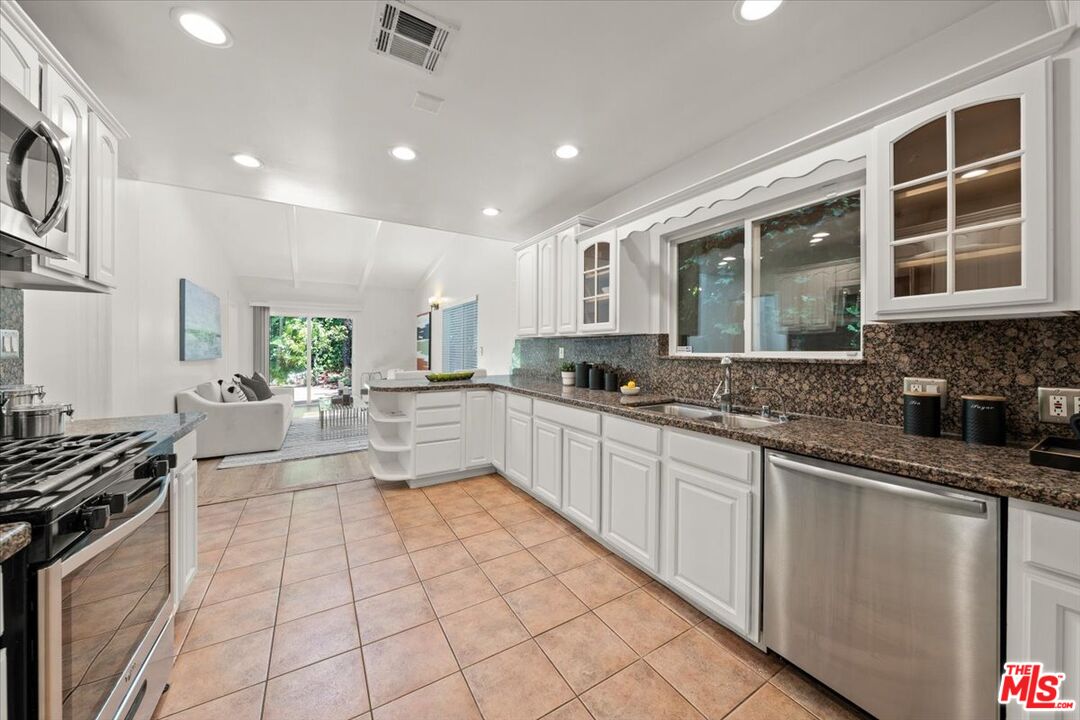 Los Angeles, California, 90049, United States, 3 Bedrooms Bedrooms, ,3 BathroomsBathrooms,Residential,For Sale,1908650