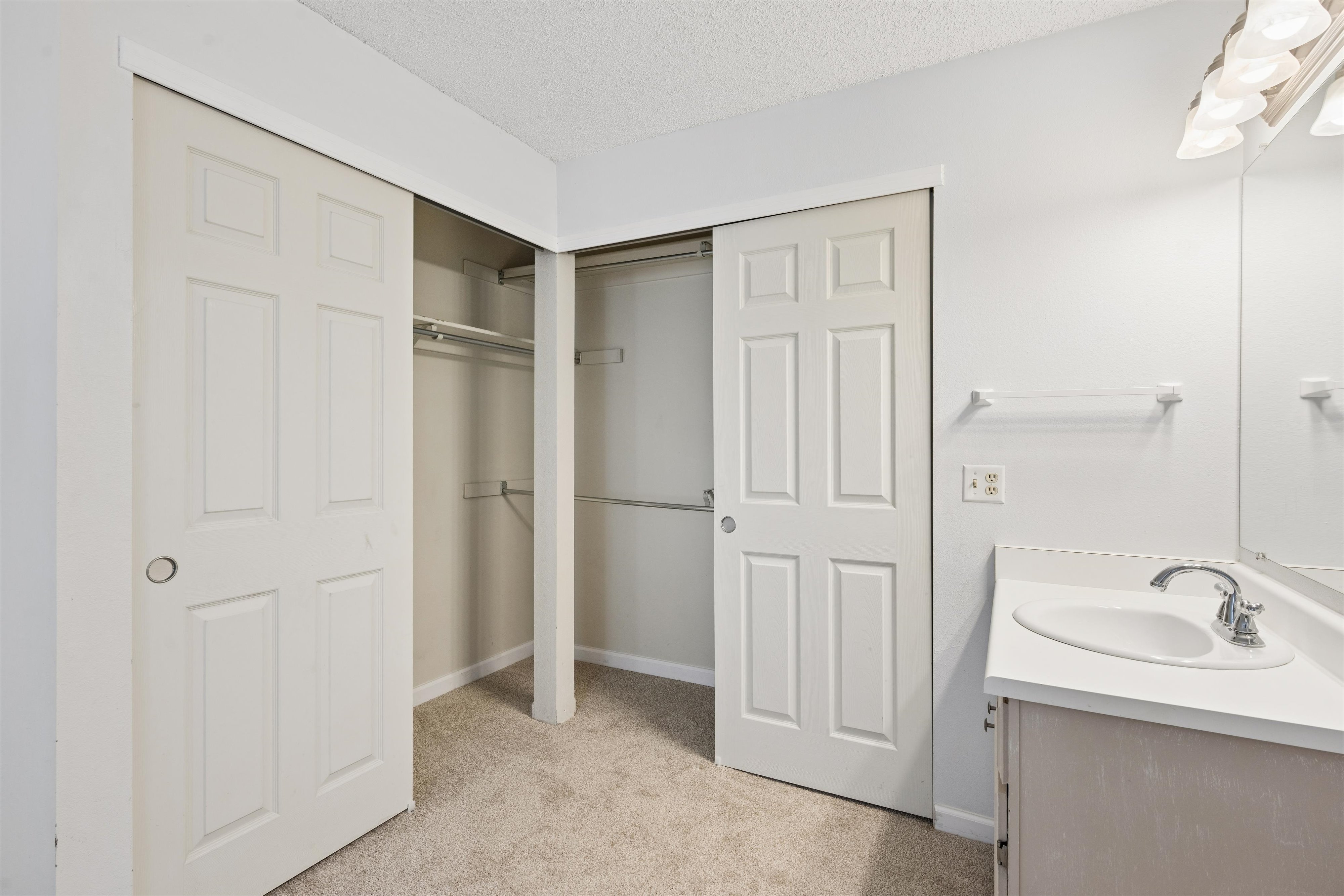  Cedar Bridge Townhome - 物件實景