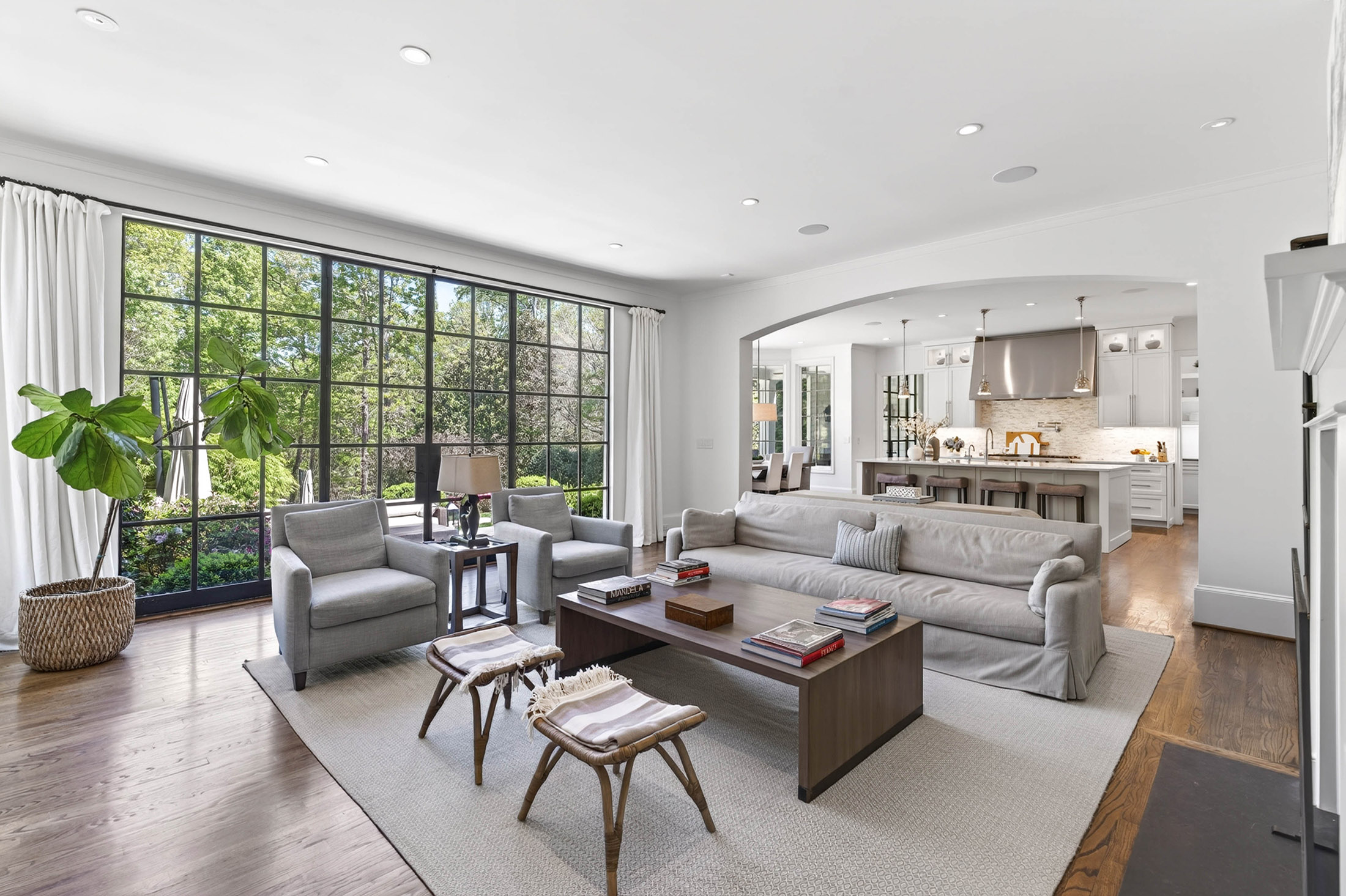  Stunning Estate with Pool Set on 1.3+/- Private Acres - 物件實景